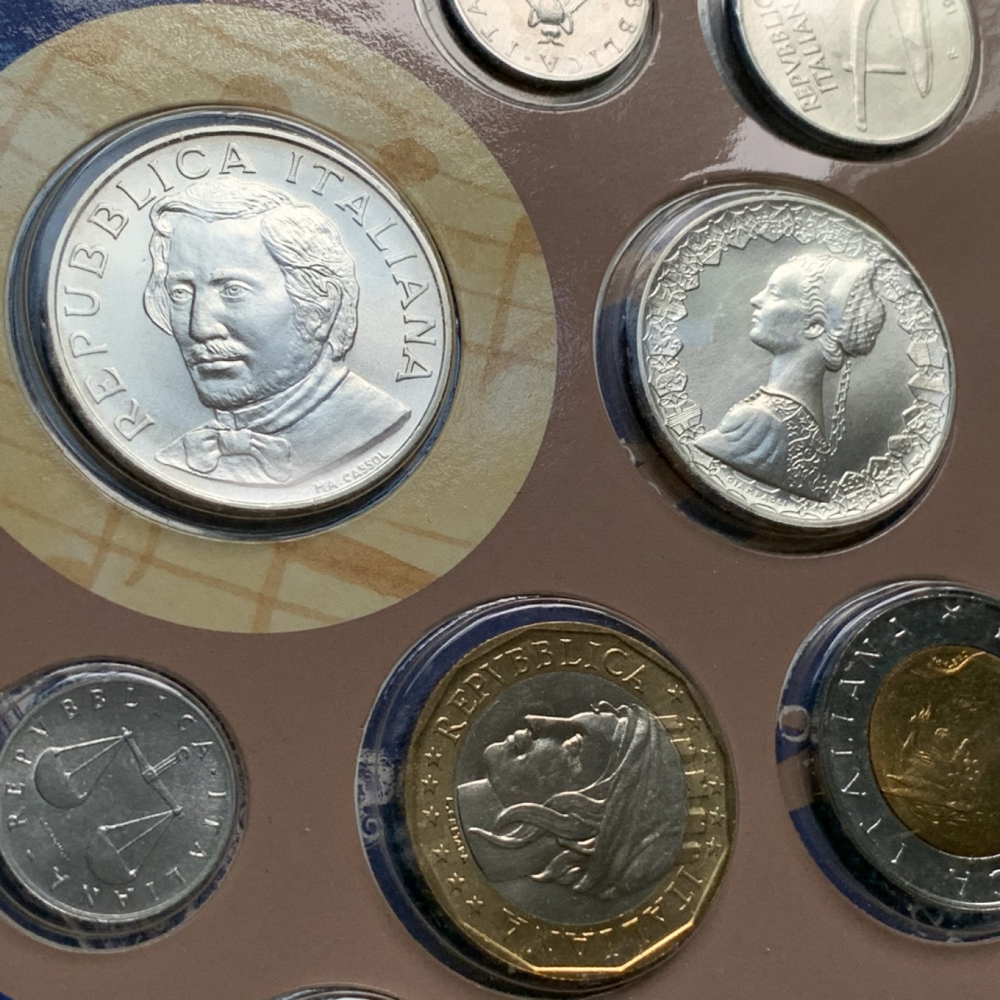 《竞宝斋》第66场-本周日，周一2场连拍（全场不限金额包邮） 卡装 意大利1997年 12枚装 套币 其中最大的500和1000里拉是银币 此年份是少见的年份