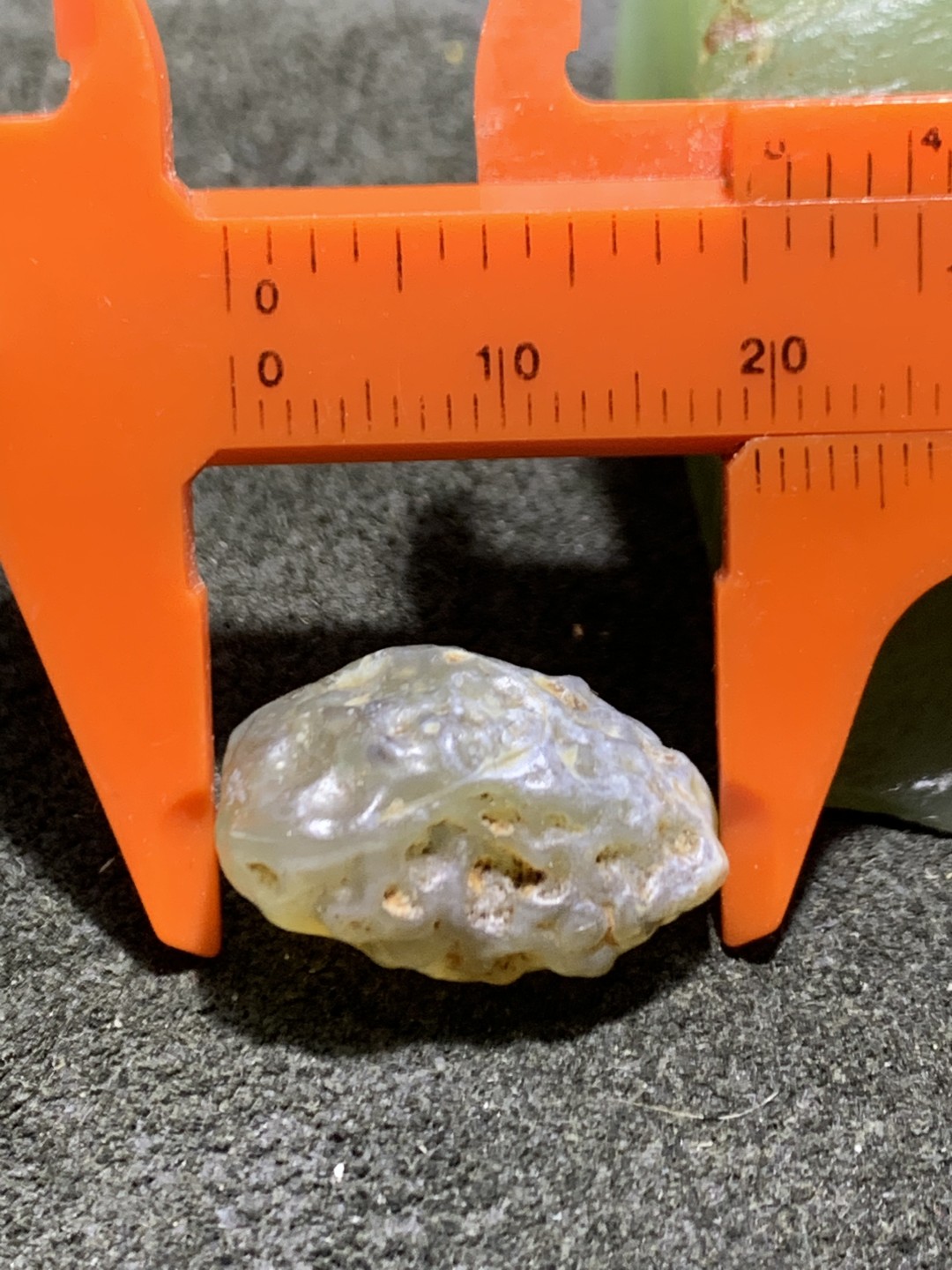 精美戈壁筋脉石小原石一颗