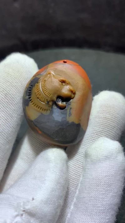 精美亚光战国红玛瑙雕刻猛虎吊坠一个，