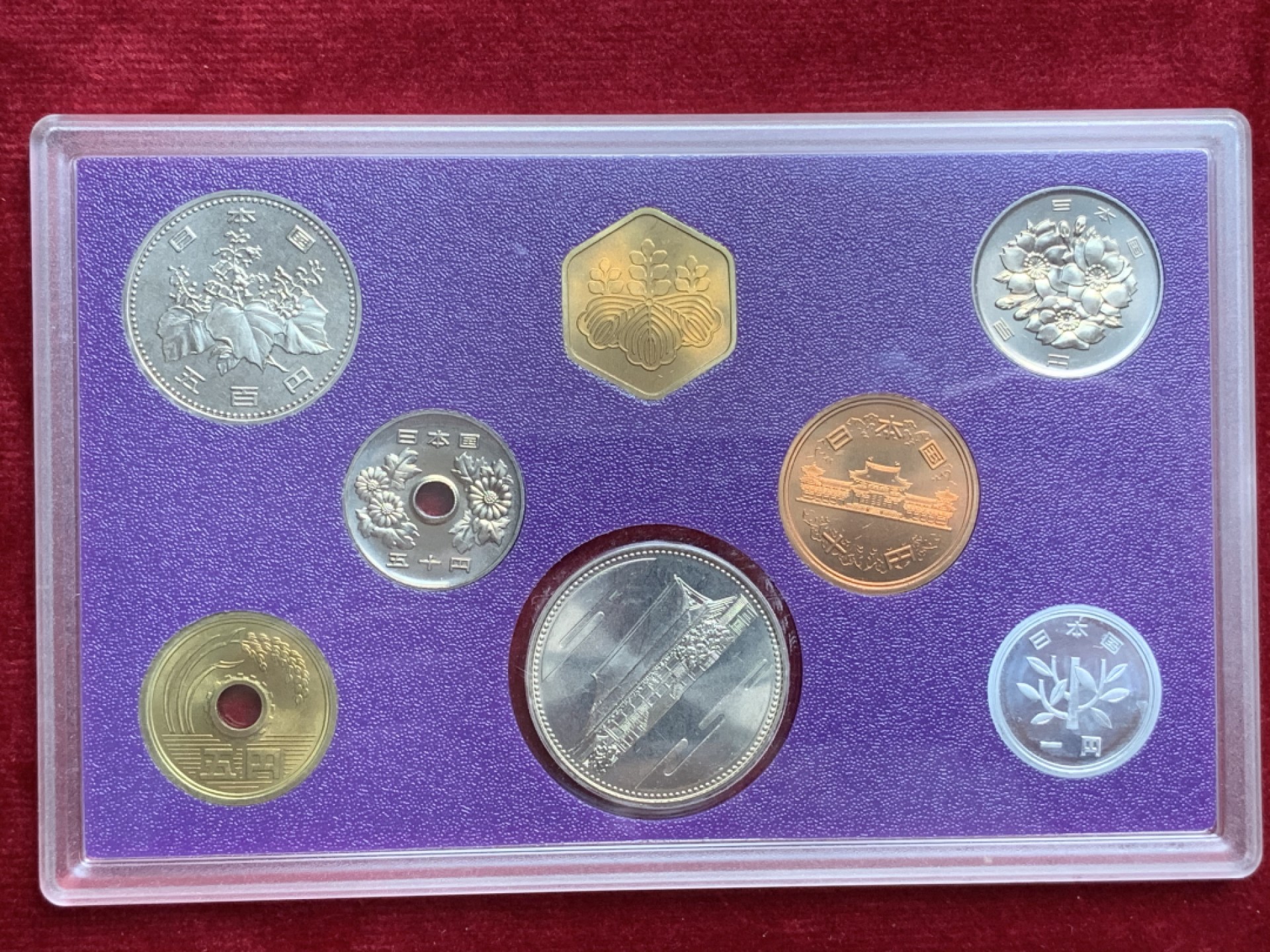 《竞宝斋》第66场-本周日，周一2场连拍（全场不限金额包邮） BU 造币厂原盒证 7币+1章 1986年（昭和61年）套币 含天皇在位60年500日元纪念币 保存的非常好