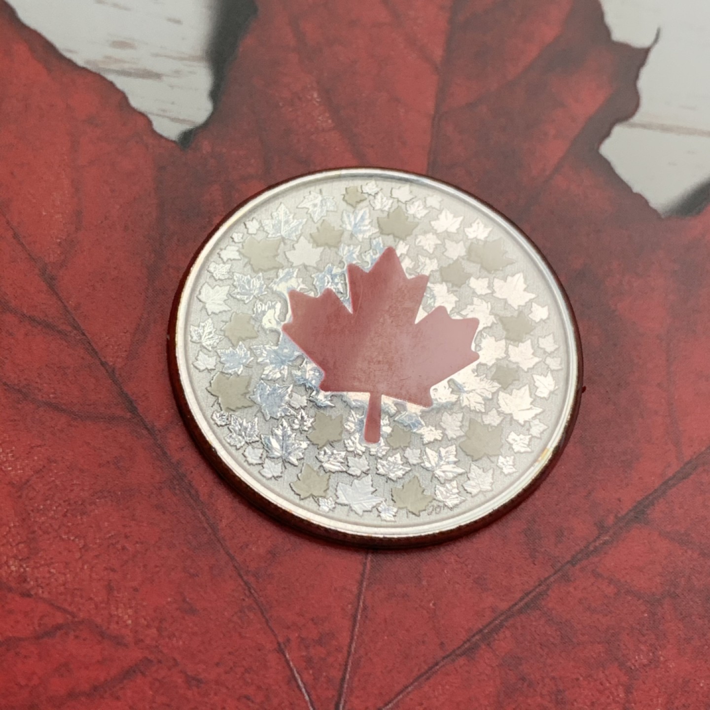 《竞宝斋》第66场-本周日，周一2场连拍（全场不限金额包邮） 封装 加拿大 2018年 火红心枫叶 5元 渡彩银币 8克 9999纯银 