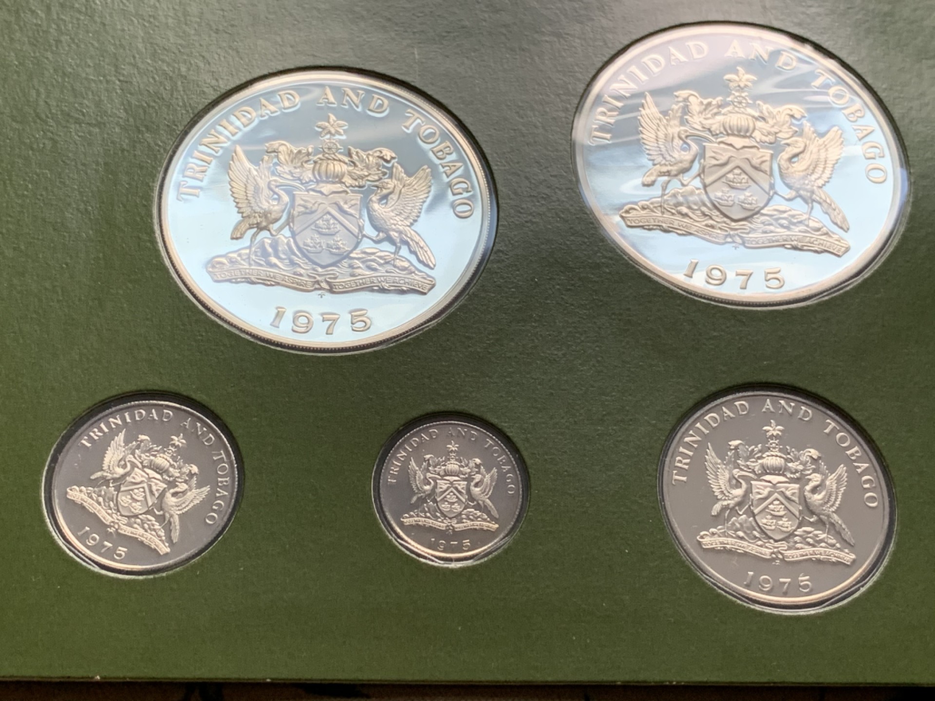 《竞宝斋》第66场-本周日，周一2场连拍（全场不限金额包邮） 1975年 特尼尼达和多巴哥 精制套币 含两枚大银币 