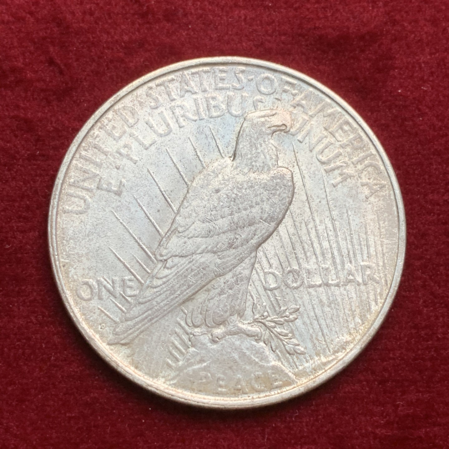 《竞宝斋》第66场-本周日，周一2场连拍（全场不限金额包邮） 美国 1922年 1美元 和平银币  背面已经有淡淡的彩开始生成 底板有光 品相非常哇塞