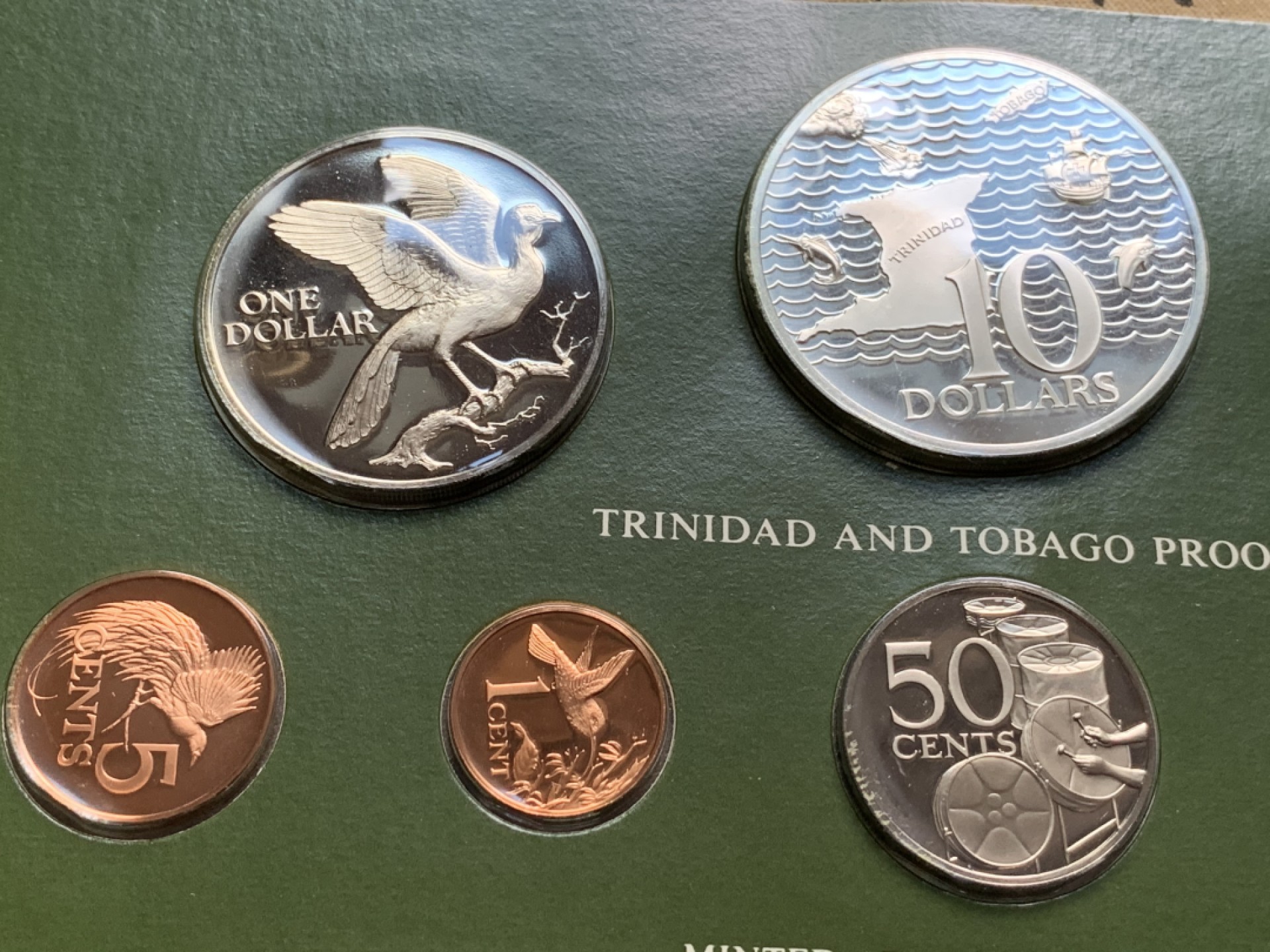 《竞宝斋》第66场-本周日，周一2场连拍（全场不限金额包邮） 1975年 特尼尼达和多巴哥 精制套币 含两枚大银币 