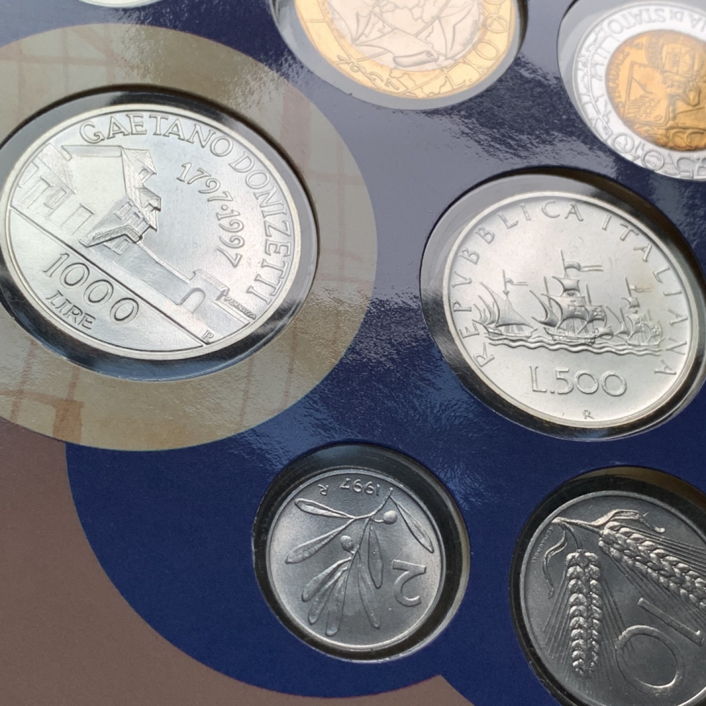 《竞宝斋》第66场-本周日，周一2场连拍（全场不限金额包邮） 卡装 意大利1997年 12枚装 套币 其中最大的500和1000里拉是银币 此年份是少见的年份