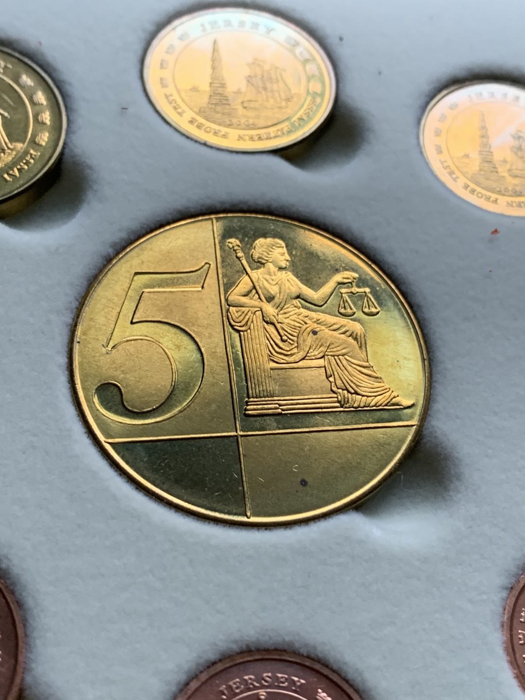 《竞宝斋》第66场-本周日，周一2场连拍（全场不限金额包邮） 原盒证书 泽西岛 2004年 九枚套 1分到5欧元 试铸样币 非常少见