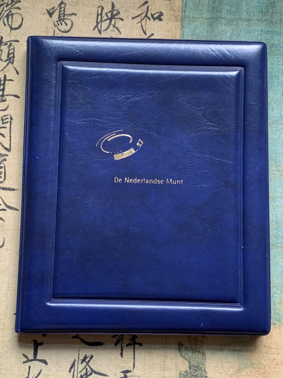 《竞宝斋》第66场-本周日，周一2场连拍（全场不限金额包邮） PROOF 荷兰 1994年 原装皮质精制套币 十分少见的荷兰造币厂保存完好 证书在 proof套币品相完美 镜面照人 高级感十足