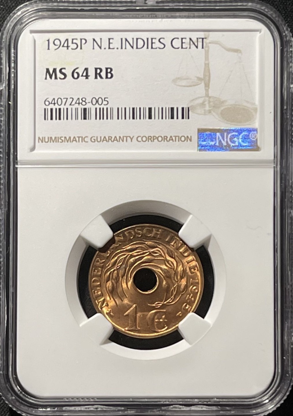 紫瑗钱币——第196期拍卖 荷属东印度 1945年 P版 中孔 1分 铜币 NGC MS64 RB 