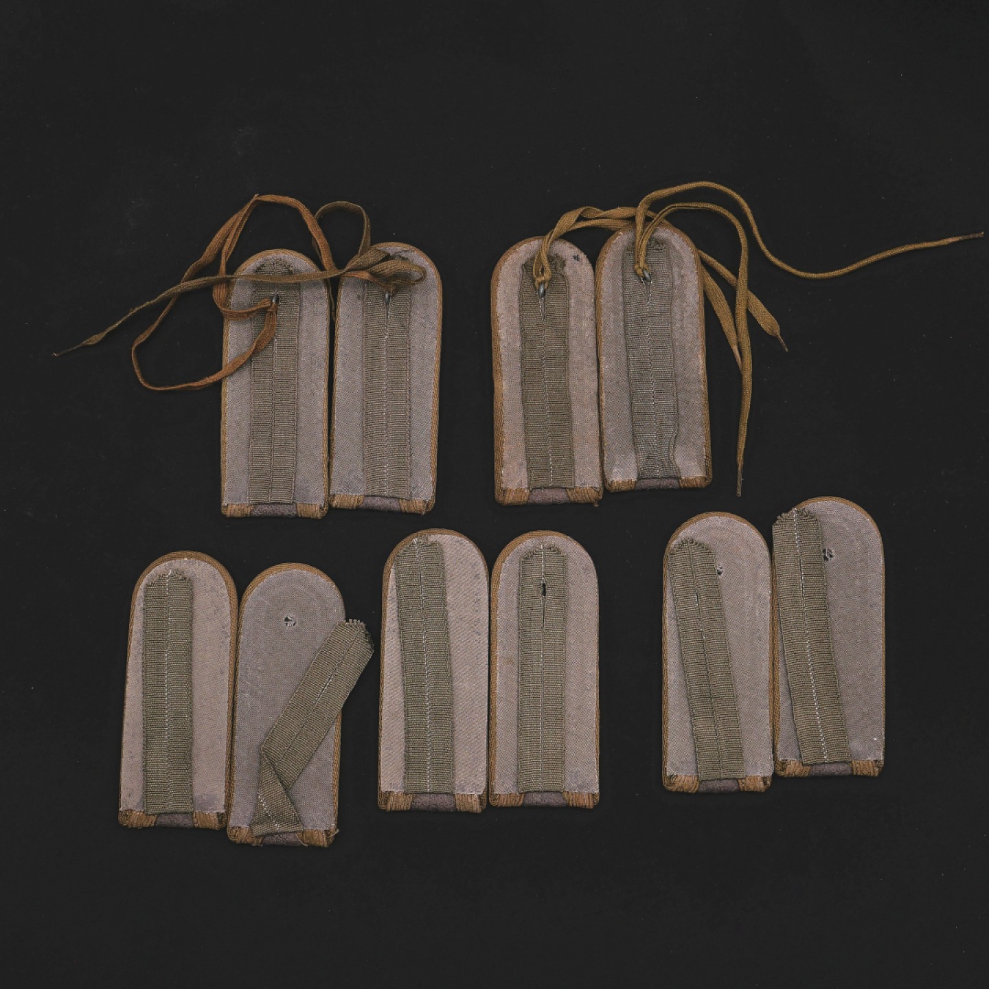 勋章奖章交易所6月25日拍卖 东德肩章第2组