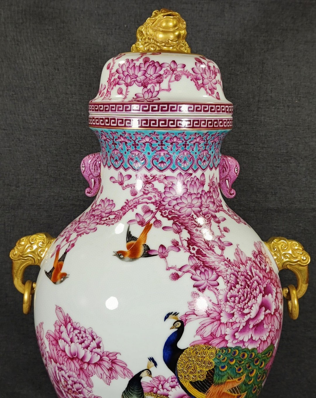 美品·款识“乾隆年制”精工细作满工胭脂红粉彩凤戏牡丹纹描金贯耳尊瓶