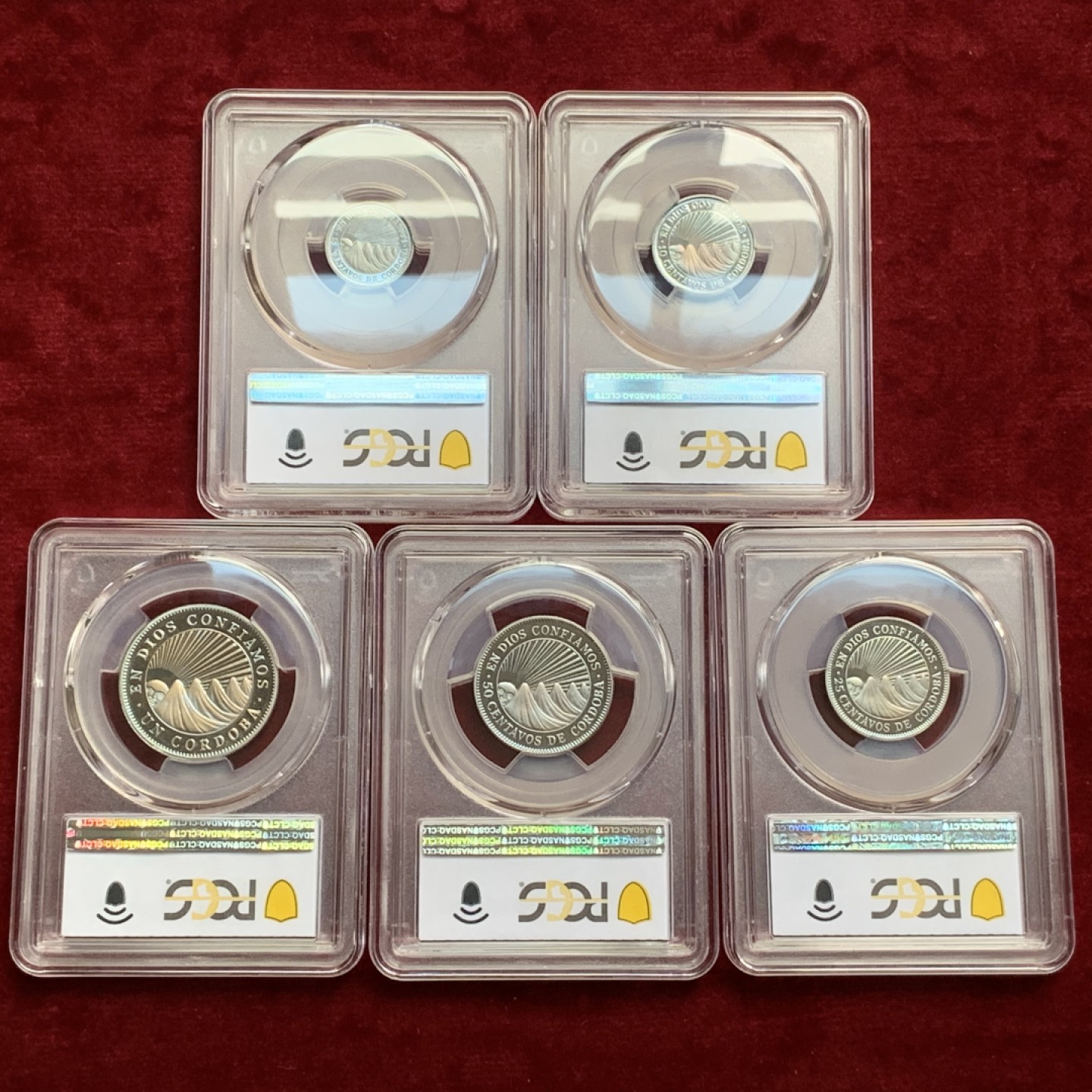 《竞宝斋》第66场-本周日，周一2场连拍（全场不限金额包邮） PCGS-PR67-68DCAM 尼加拉瓜 1972年 精制套币5枚 极高分 顶级品相！原盒和2张证书齐全 钱币表面有淡彩 美洲钱币经典的太阳脸和山峰