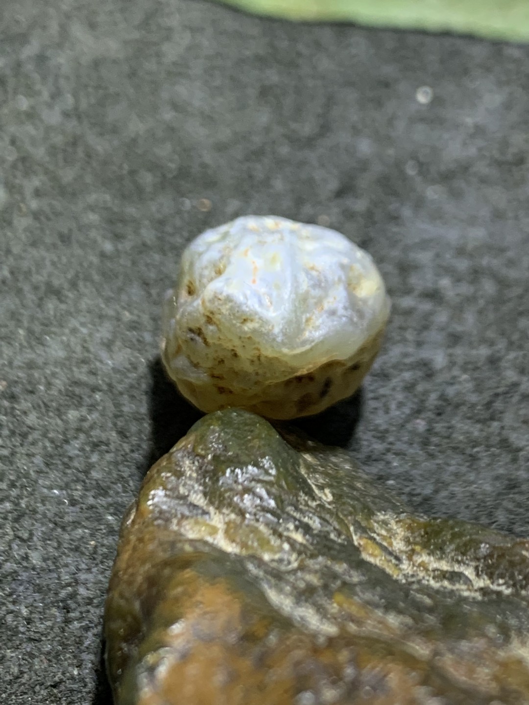 精美戈壁筋脉石小原石一颗