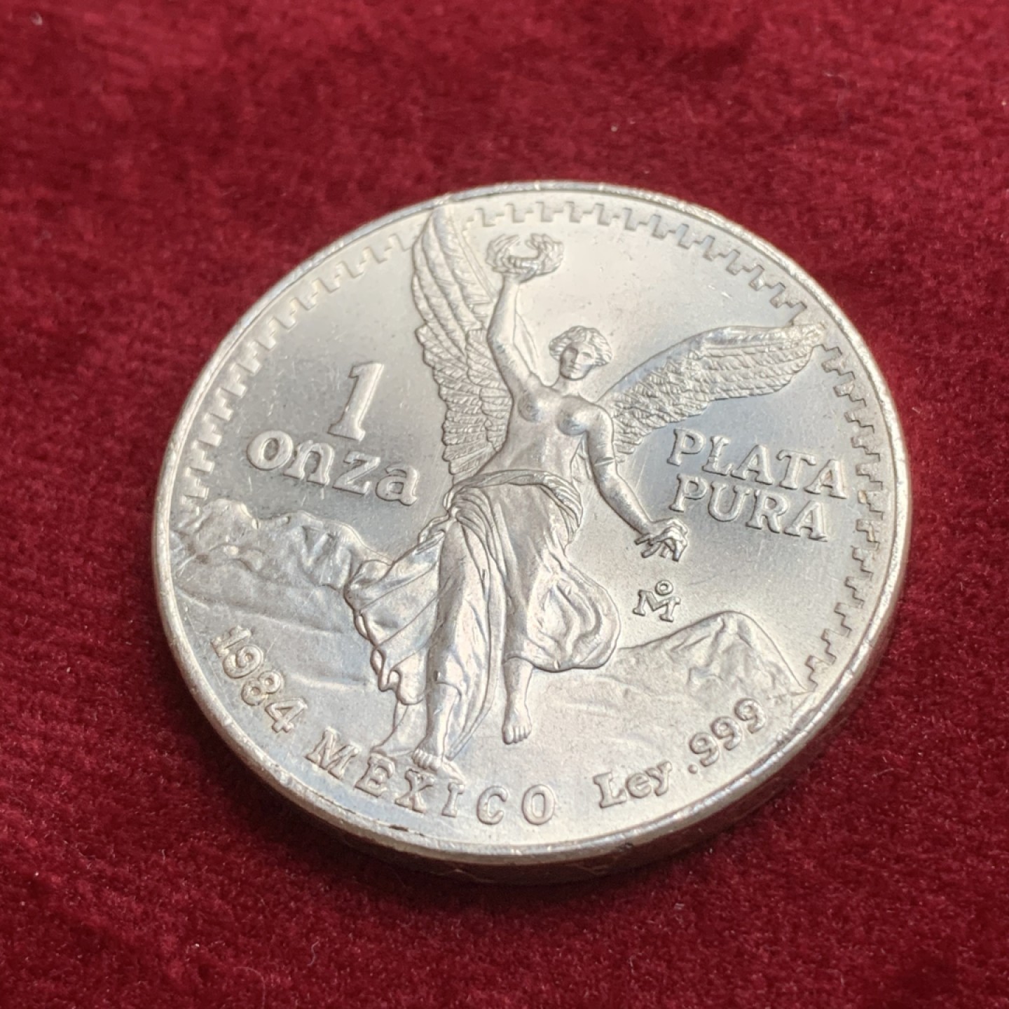 《竞宝斋》第66场-本周日，周一2场连拍（全场不限金额包邮） 墨西哥 1984年 1盎司 胜利女神 999纯银 银币 字边加厚 胜利女神银币的少见年份 全新完美品相 转光耀眼 不多见的年份