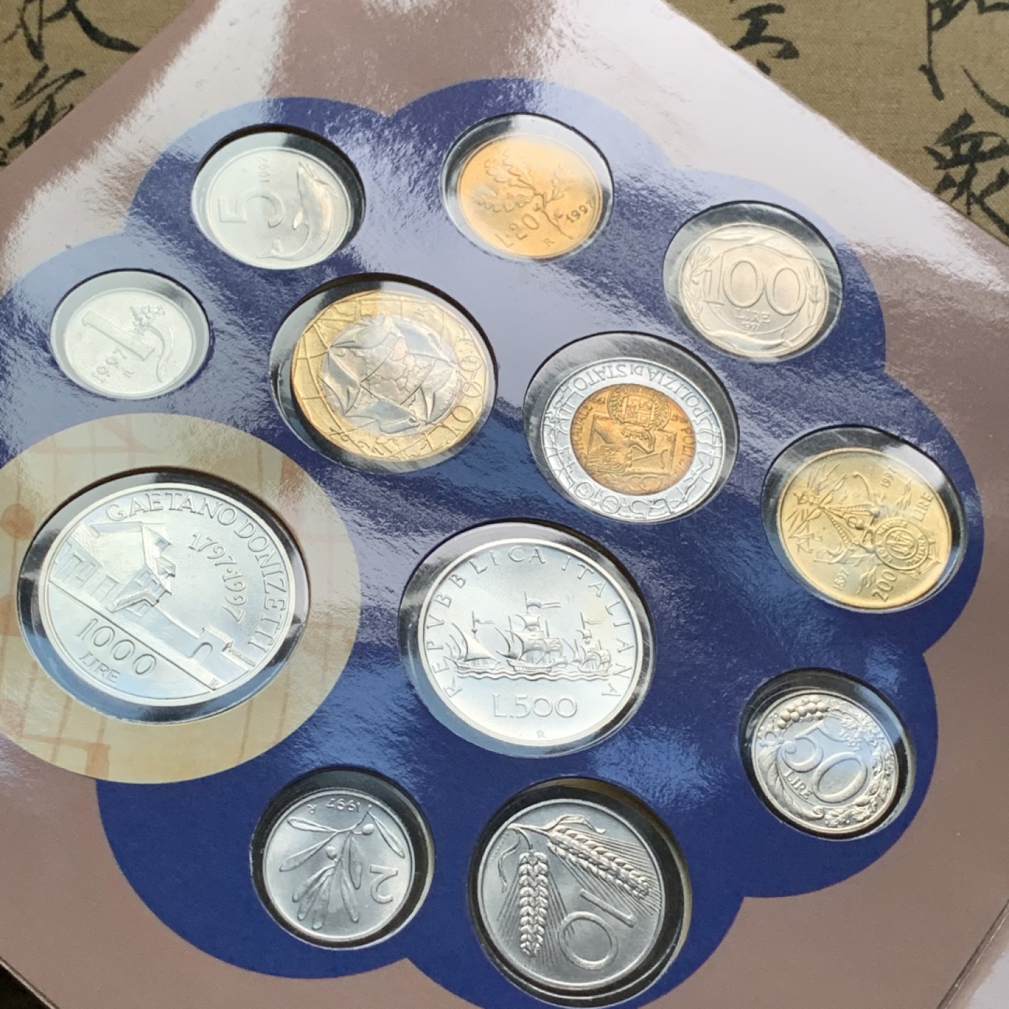 《竞宝斋》第66场-本周日，周一2场连拍（全场不限金额包邮） 卡装 意大利1997年 12枚装 套币 其中最大的500和1000里拉是银币 此年份是少见的年份