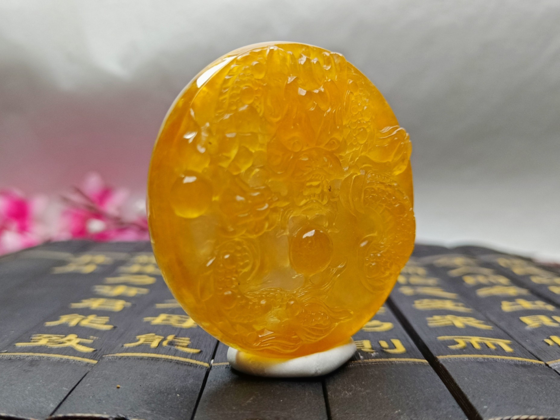 龙石种黄翡翠“龙凤呈祥”挂件，高浮雕，整料雕刻，双面雕工，磨砂面，水头超好，超级完美，重50克