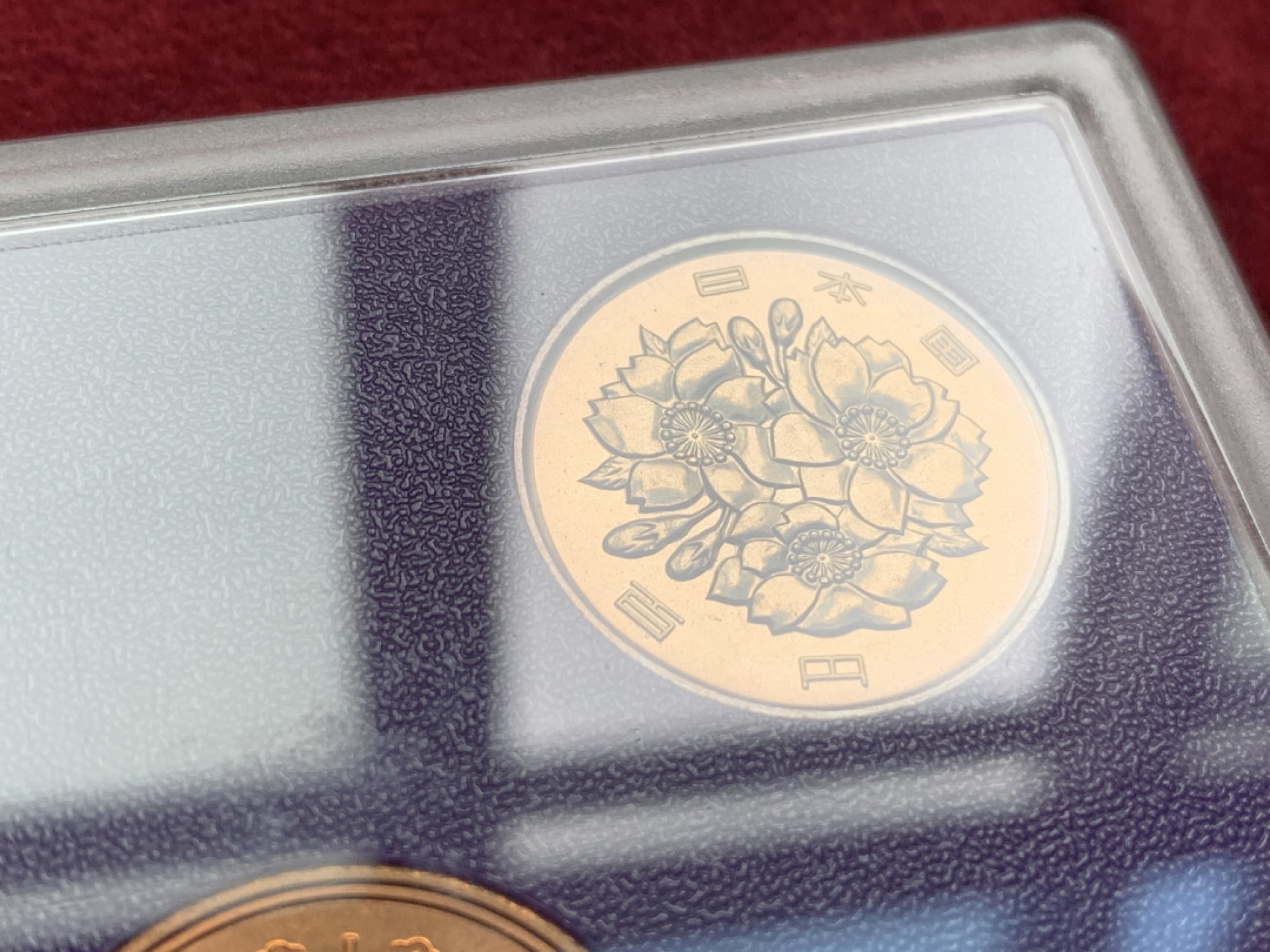 《竞宝斋》第66场-本周日，周一2场连拍（全场不限金额包邮） BU 造币厂原盒证 7币+1章 1986年（昭和61年）套币 含天皇在位60年500日元纪念币 保存的非常好