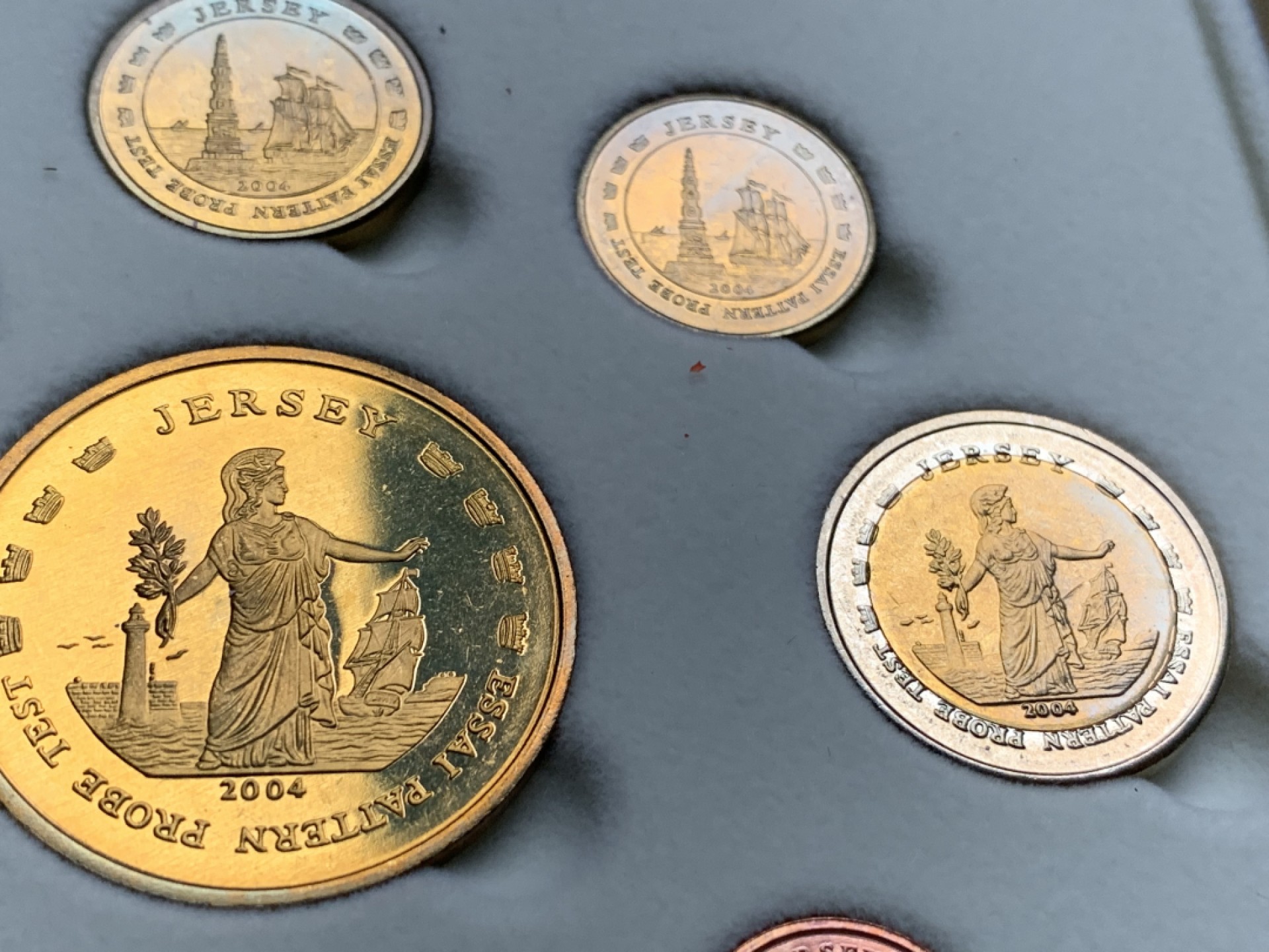 《竞宝斋》第66场-本周日，周一2场连拍（全场不限金额包邮） 原盒证书 泽西岛 2004年 九枚套 1分到5欧元 试铸样币 非常少见