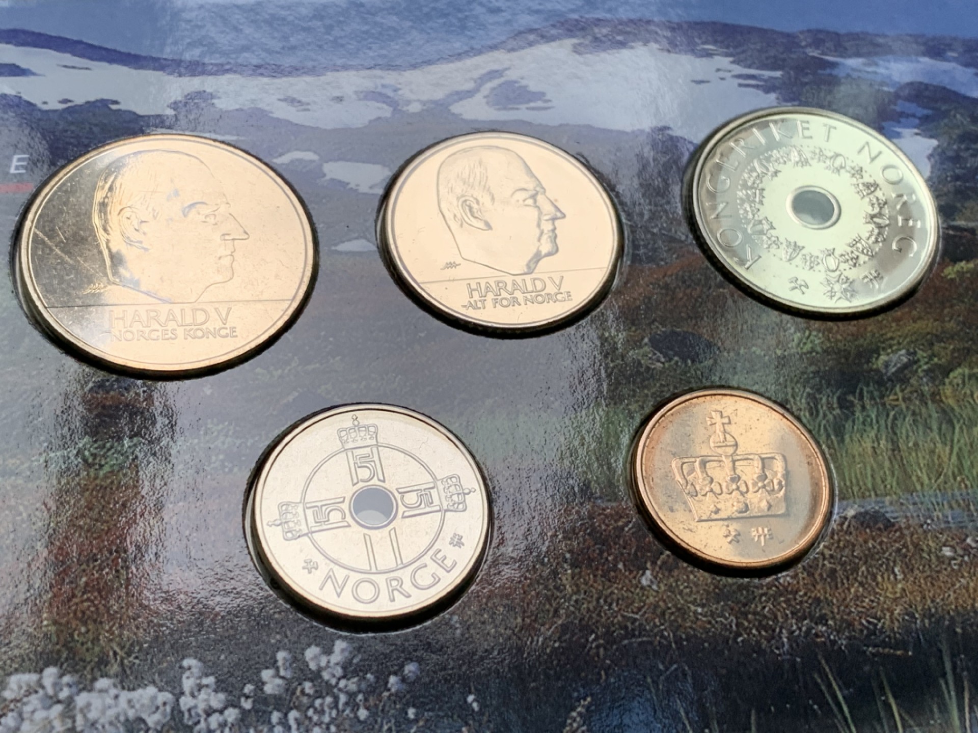 《竞宝斋》第66场-本周日，周一2场连拍（全场不限金额包邮） 卡装 挪威 2001年 哈拉尔五世 五枚装 套币 好品相
