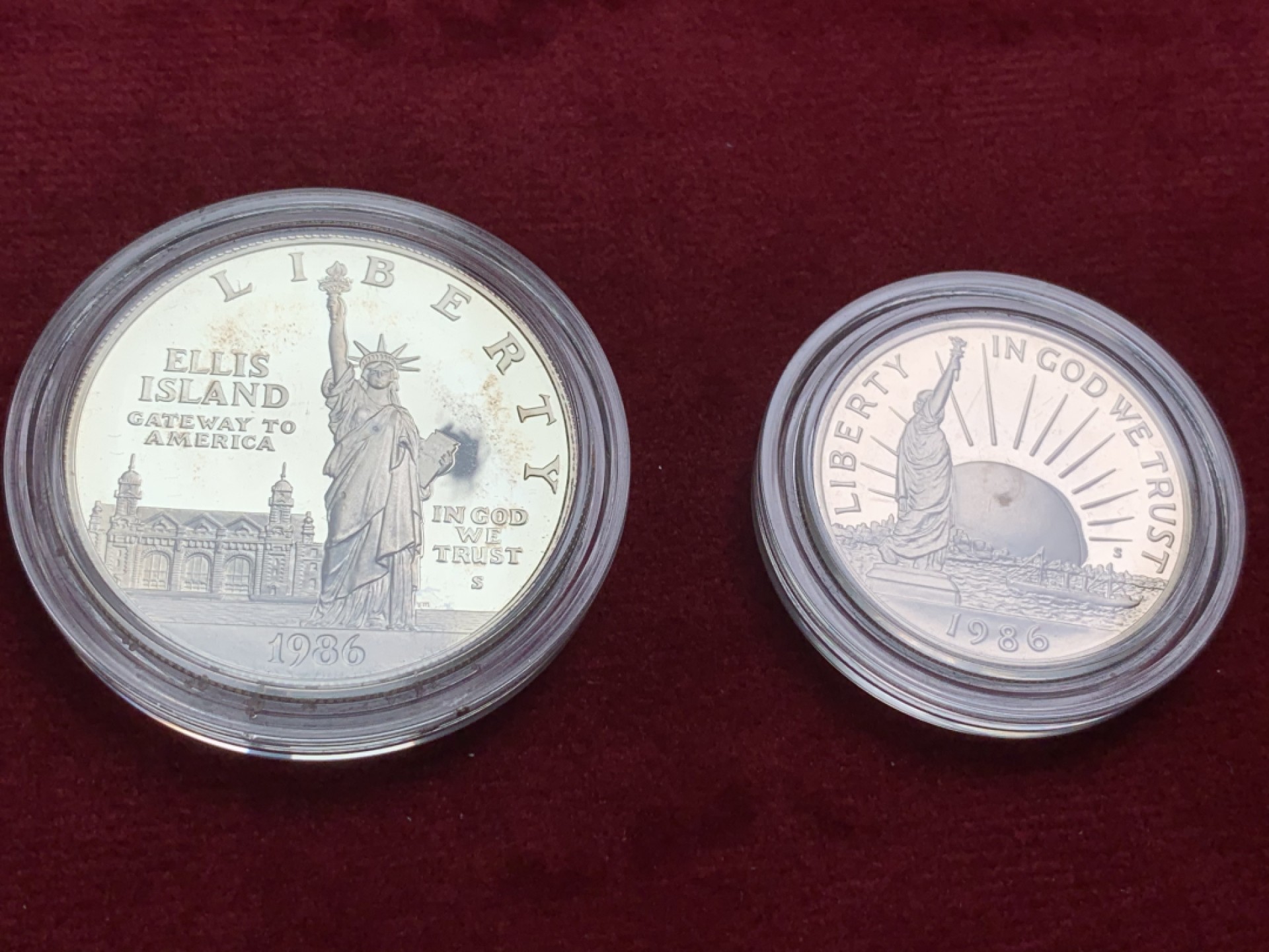 《竞宝斋》第66场-本周日，周一2场连拍（全场不限金额包邮） 美国 1986年 自由女神精神精制一美元半美元套币 原盒原装的精制套币 包含一银一镍两枚精制币  盒子里里外外保存不错