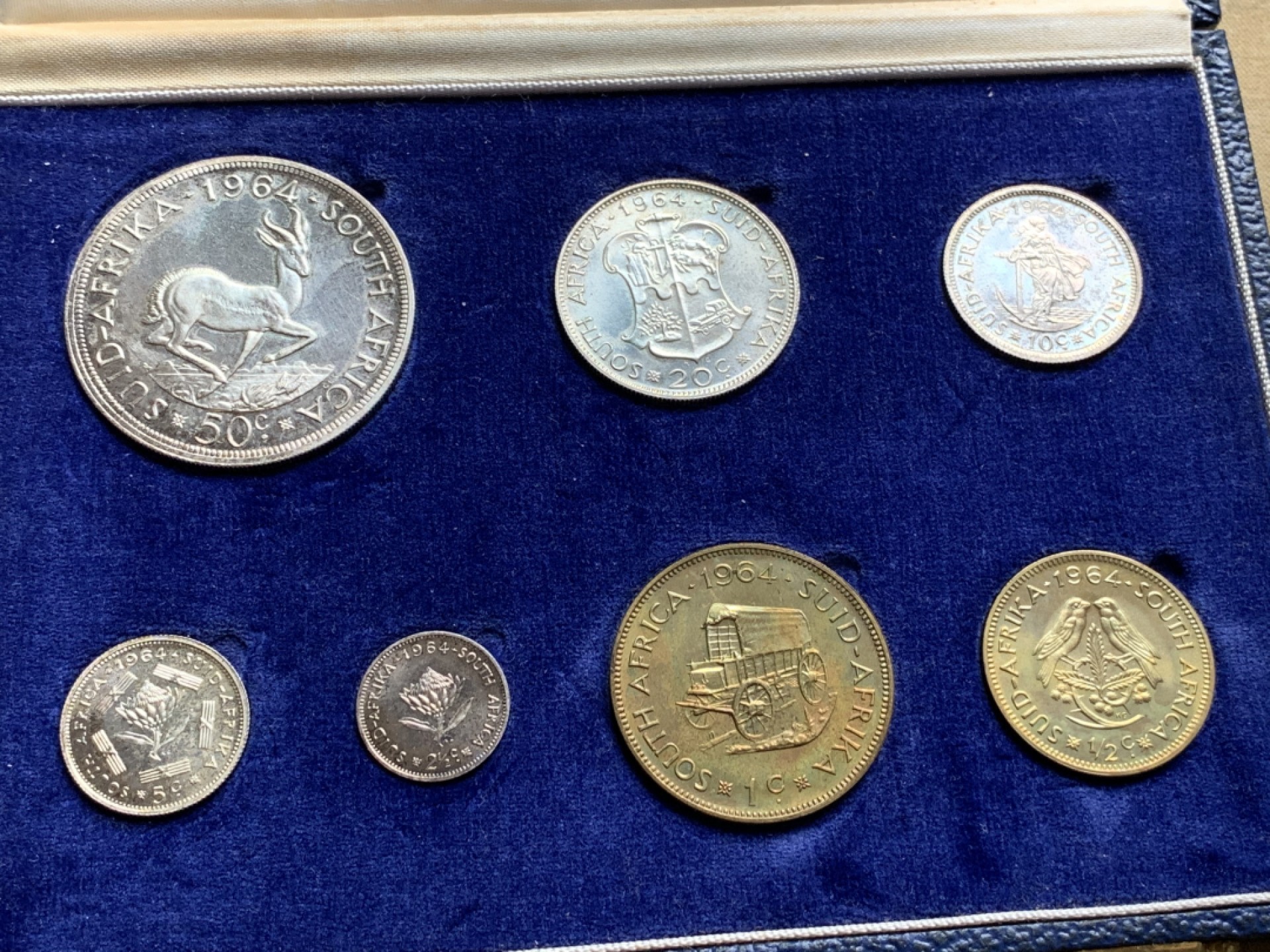 《竞宝斋》第66场-本周日，周一2场连拍（全场不限金额包邮） MS+PL 南非 1964年 吕贝克精制套币 原盒原装 自然氧化 币的品相特别棒，高分状态，镜面底板光芒耀眼，盒子也有完好的保存状态