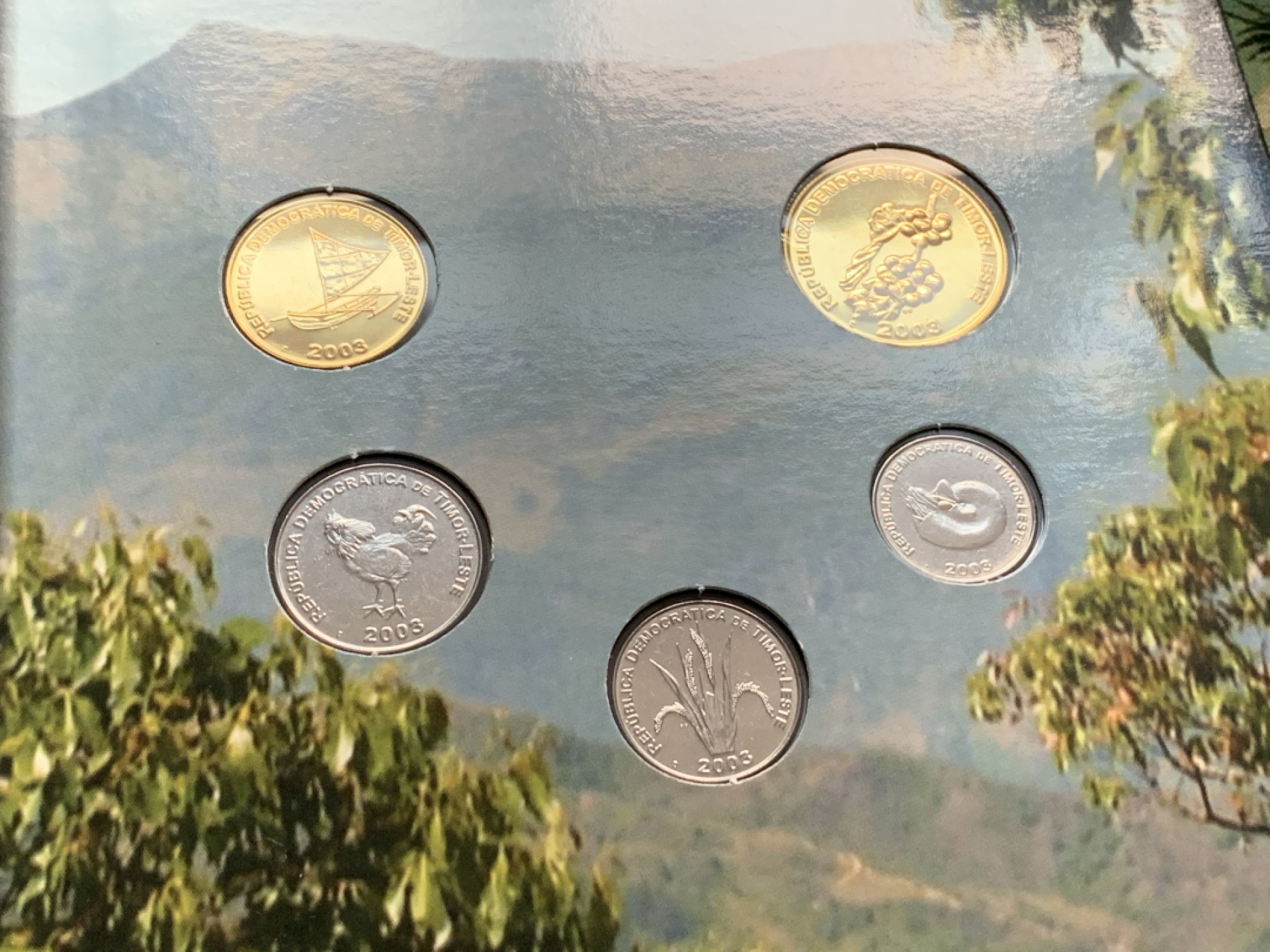 《竞宝斋》第66场-本周日，周一2场连拍（全场不限金额包邮） 原装 东帝汶 2003年 五枚装 套币 小国家套币 非常非常少见