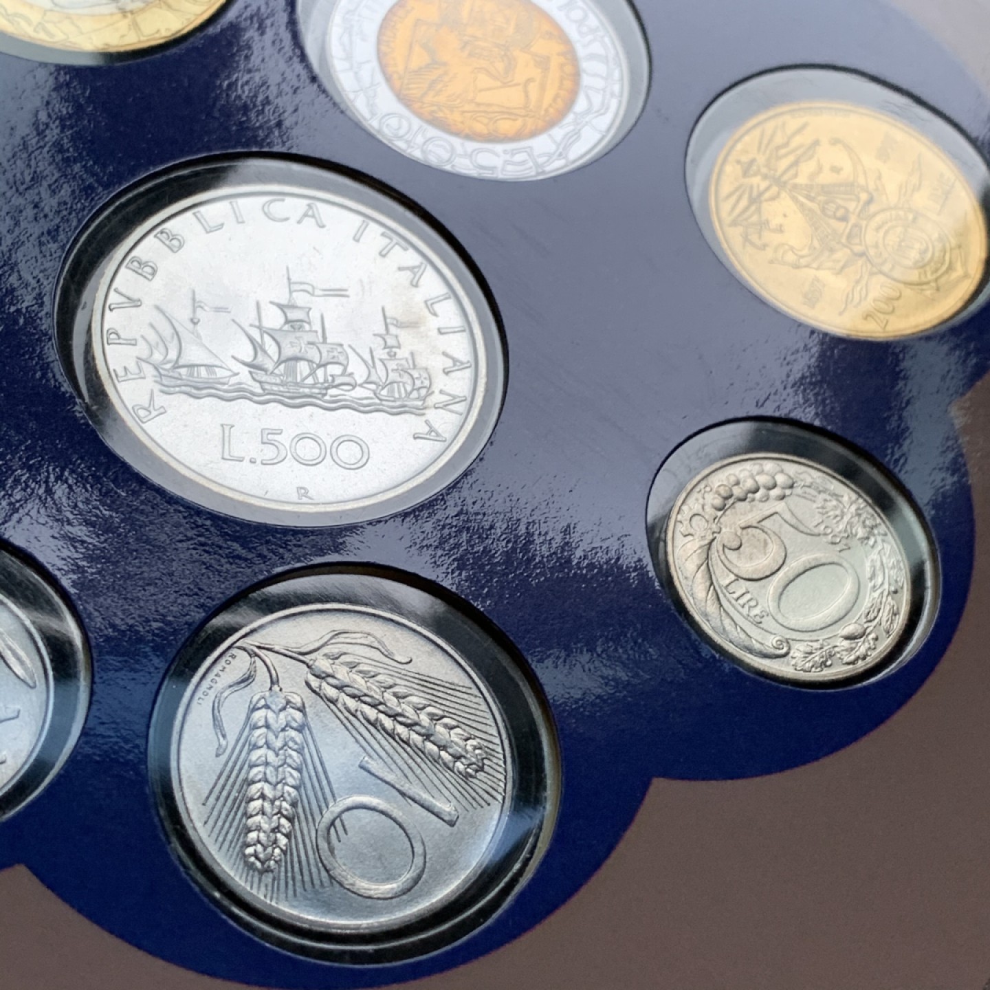 《竞宝斋》第66场-本周日，周一2场连拍（全场不限金额包邮） 卡装 意大利1997年 12枚装 套币 其中最大的500和1000里拉是银币 此年份是少见的年份