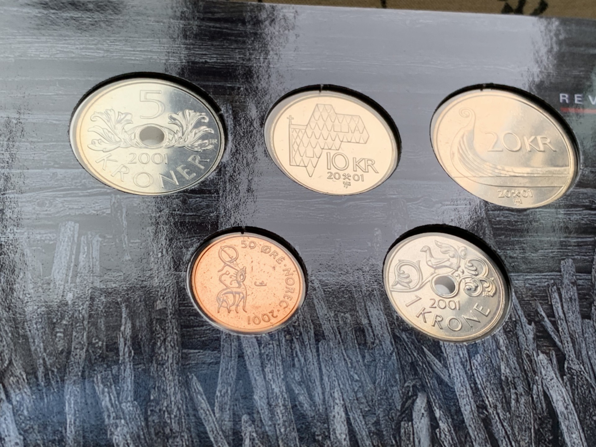 《竞宝斋》第66场-本周日，周一2场连拍（全场不限金额包邮） 卡装 挪威 2001年 哈拉尔五世 五枚装 套币 好品相