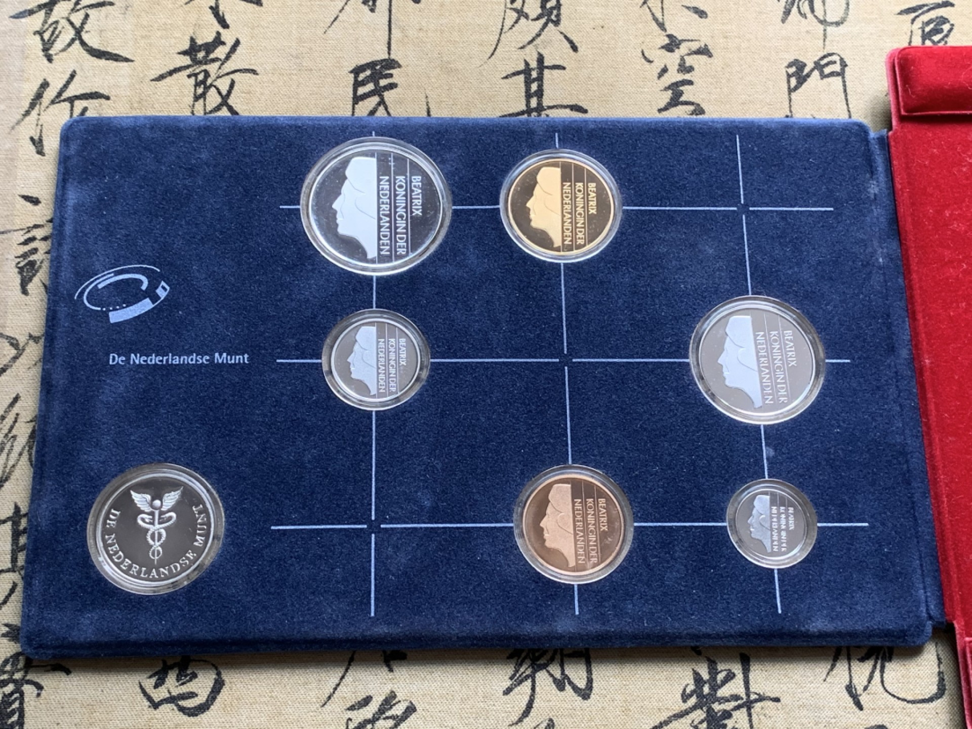 《竞宝斋》第66场-本周日，周一2场连拍（全场不限金额包邮） PROOF 荷兰 1994年 原装皮质精制套币 十分少见的荷兰造币厂保存完好 证书在 proof套币品相完美 镜面照人 高级感十足