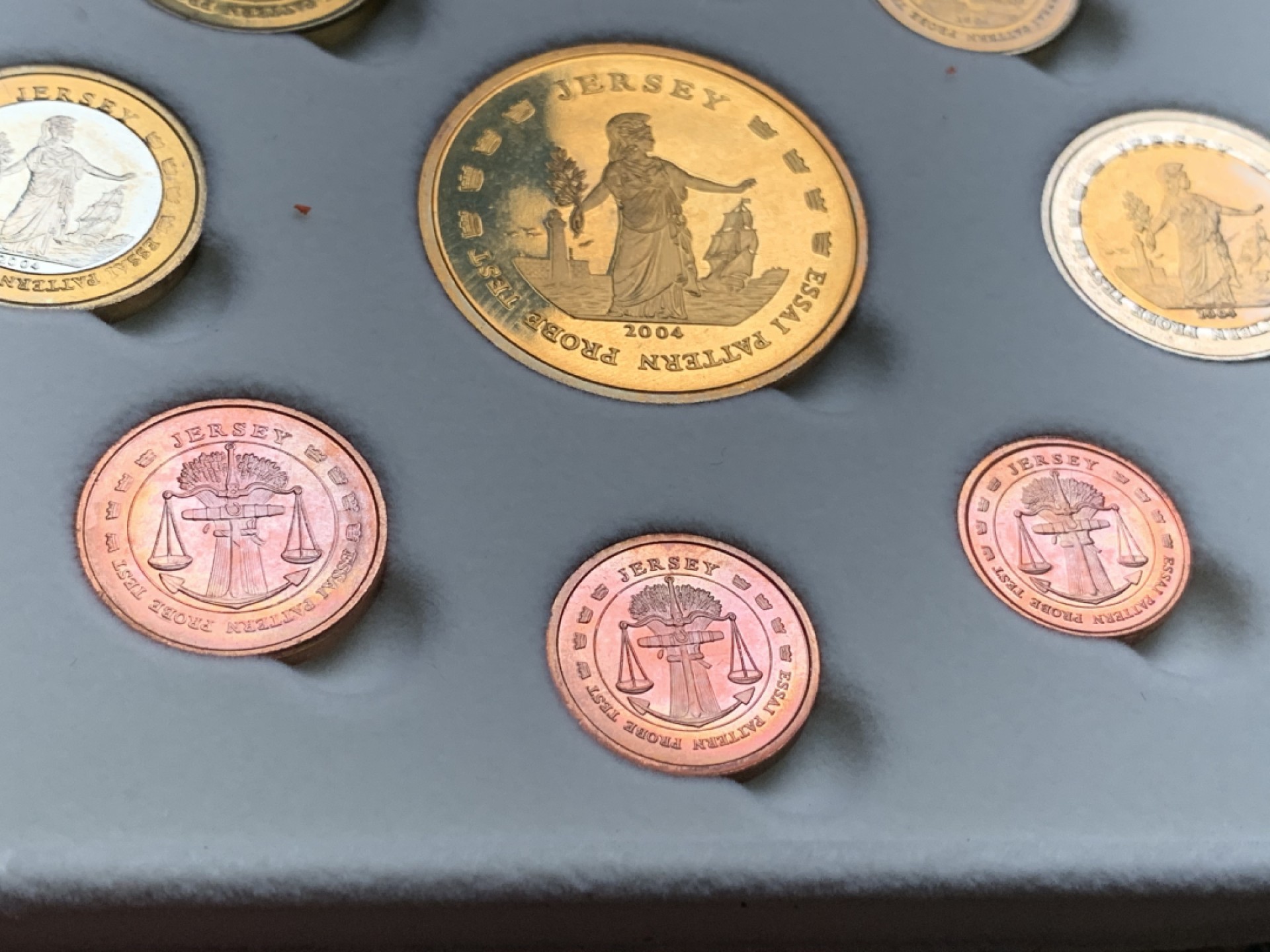 《竞宝斋》第66场-本周日，周一2场连拍（全场不限金额包邮） 原盒证书 泽西岛 2004年 九枚套 1分到5欧元 试铸样币 非常少见