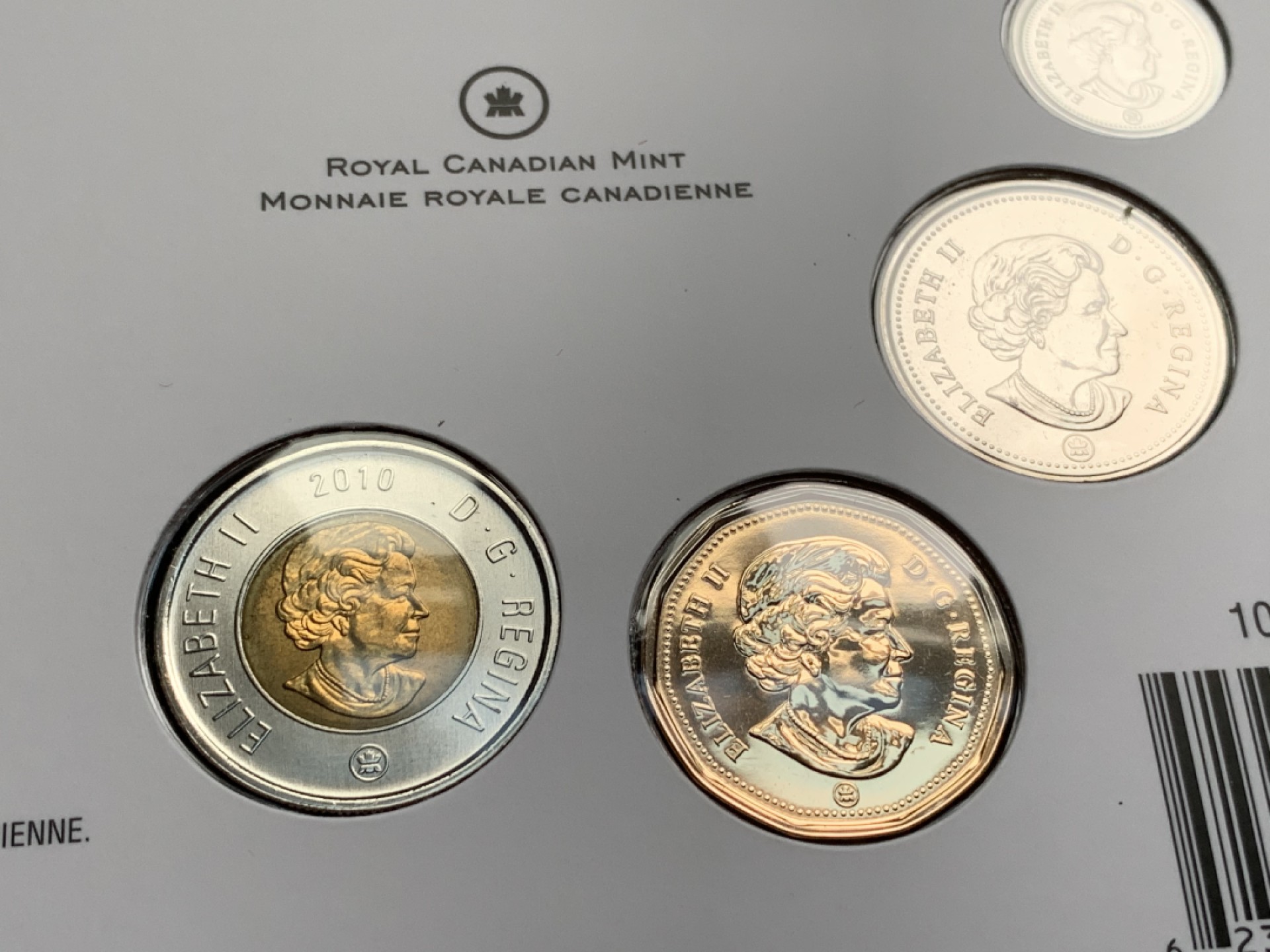 《竞宝斋》第66场-本周日，周一2场连拍（全场不限金额包邮） 两册 加拿大2010年 枫叶礼品套装 可以写赠语 七枚套 封装套币 完美状态