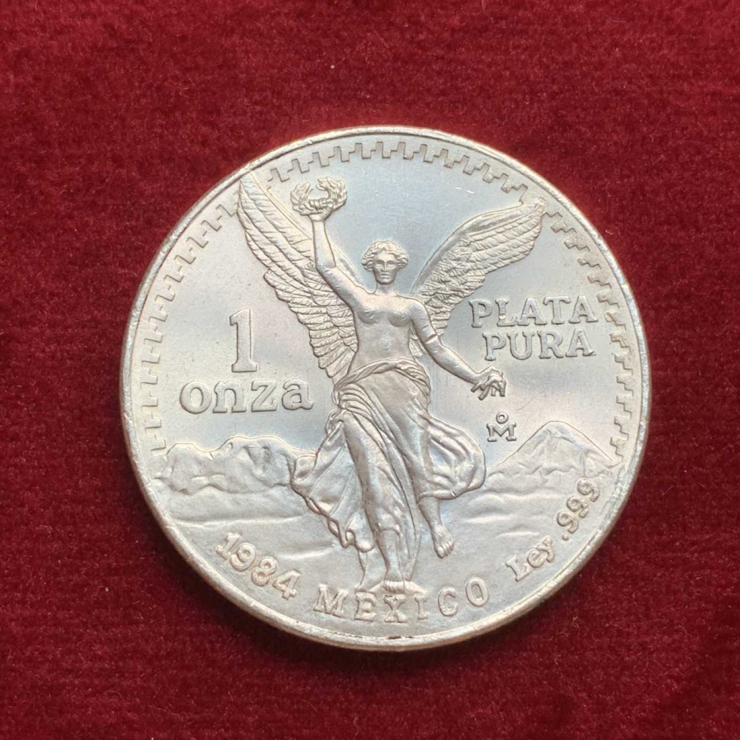 《竞宝斋》第66场-本周日，周一2场连拍（全场不限金额包邮） 墨西哥 1984年 1盎司 胜利女神 999纯银 银币 字边加厚 胜利女神银币的少见年份 全新完美品相 转光耀眼 不多见的年份