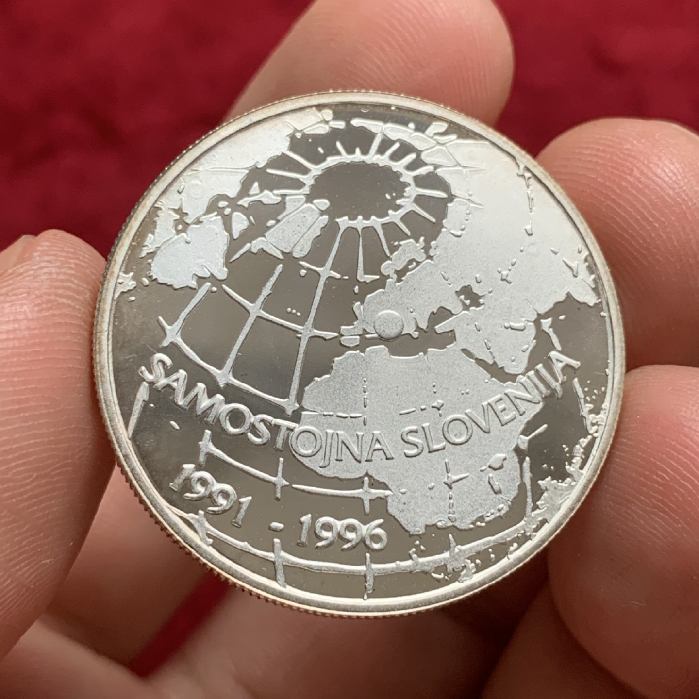 《竞宝斋》第66场-本周日，周一2场连拍（全场不限金额包邮） 1996年斯洛文尼亚独立5周年纪念银币 前后地图 发行量3000枚 少见的