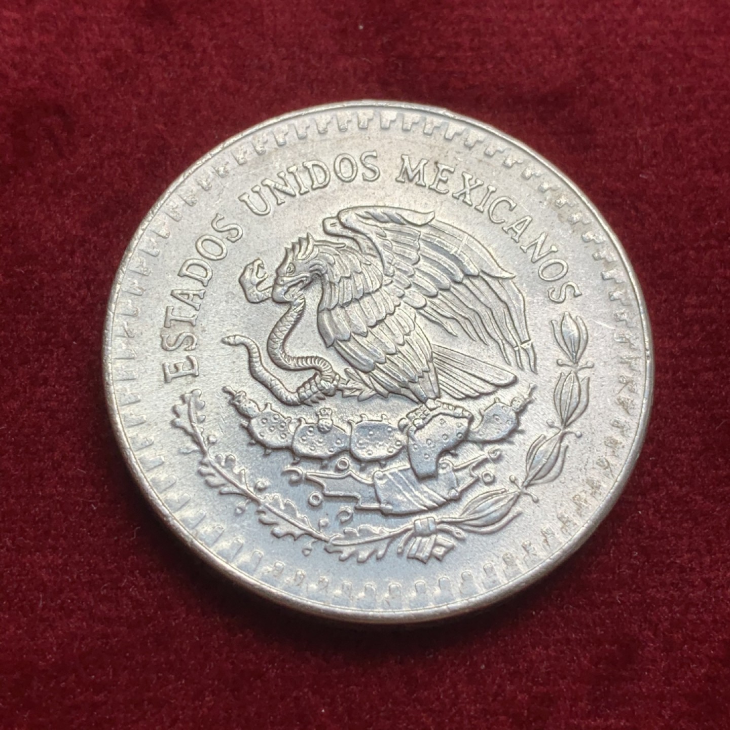 《竞宝斋》第66场-本周日，周一2场连拍（全场不限金额包邮） 墨西哥 1984年 1盎司 胜利女神 999纯银 银币 字边加厚 胜利女神银币的少见年份 全新完美品相 转光耀眼 不多见的年份