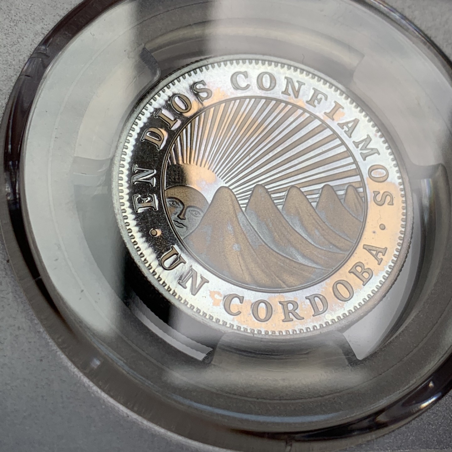 《竞宝斋》第66场-本周日，周一2场连拍（全场不限金额包邮） PCGS-PR67-68DCAM 尼加拉瓜 1972年 精制套币5枚 极高分 顶级品相！原盒和2张证书齐全 钱币表面有淡彩 美洲钱币经典的太阳脸和山峰