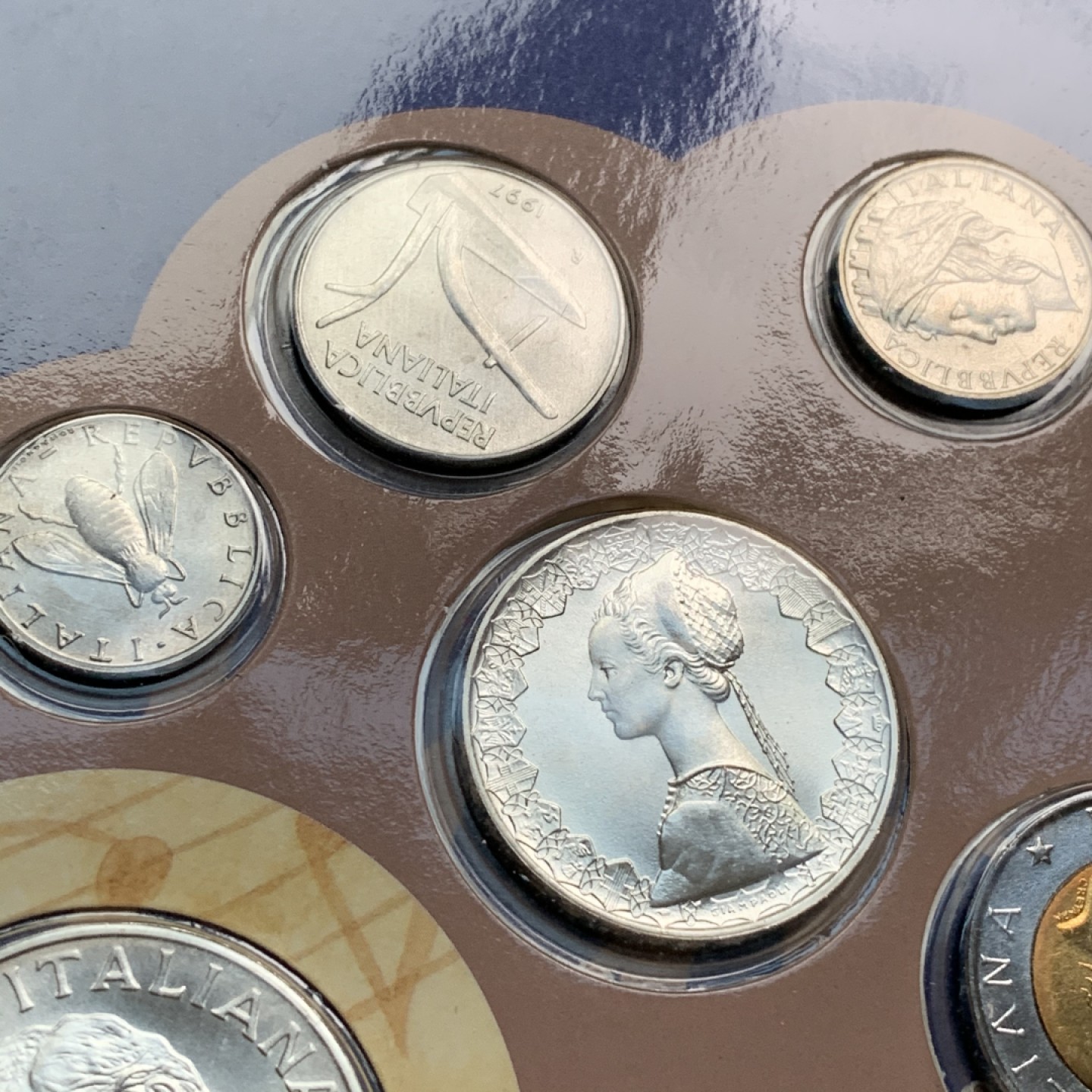 《竞宝斋》第66场-本周日，周一2场连拍（全场不限金额包邮） 卡装 意大利1997年 12枚装 套币 其中最大的500和1000里拉是银币 此年份是少见的年份