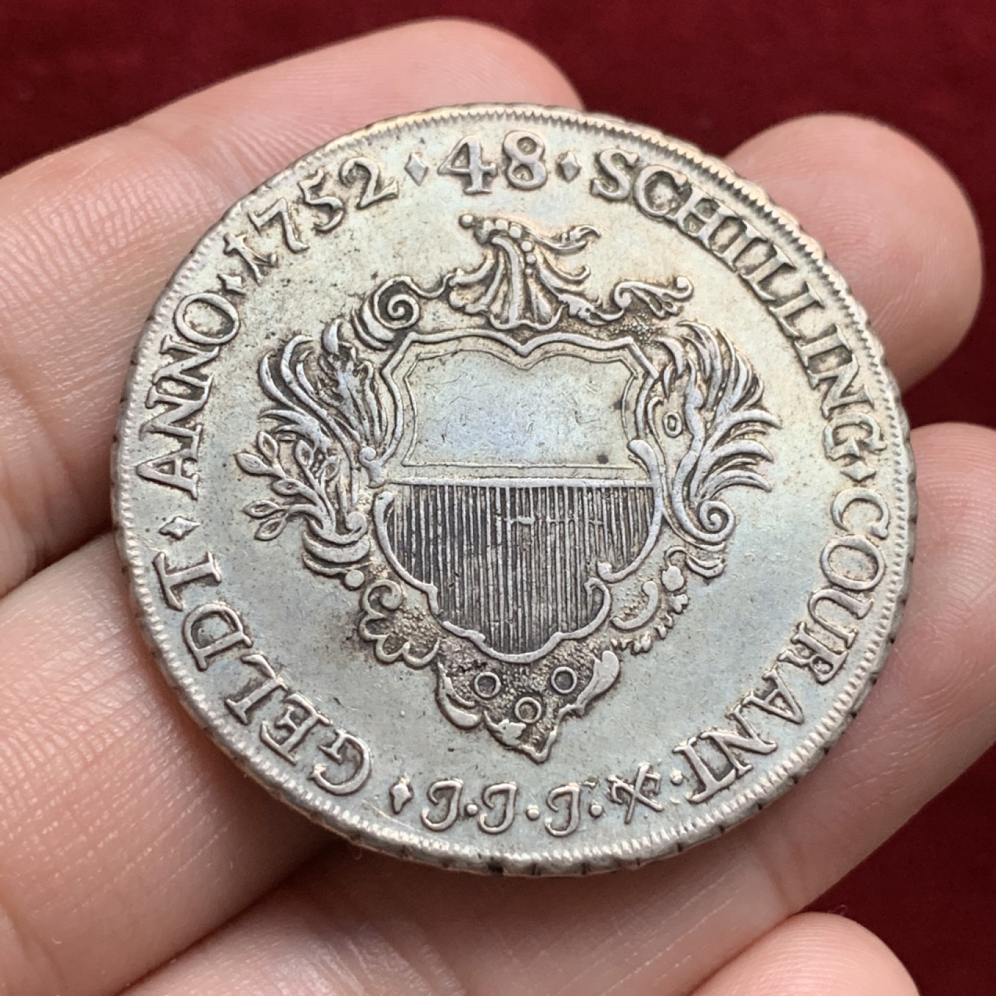 《竞宝斋》第66场-本周日，周一2场连拍（全场不限金额包邮） 吕贝克大泰勒，48先令，1752年，原味老包浆，很厚重的早期大克朗银币，边铭特别，状态不错（纹章中的小草清晰）