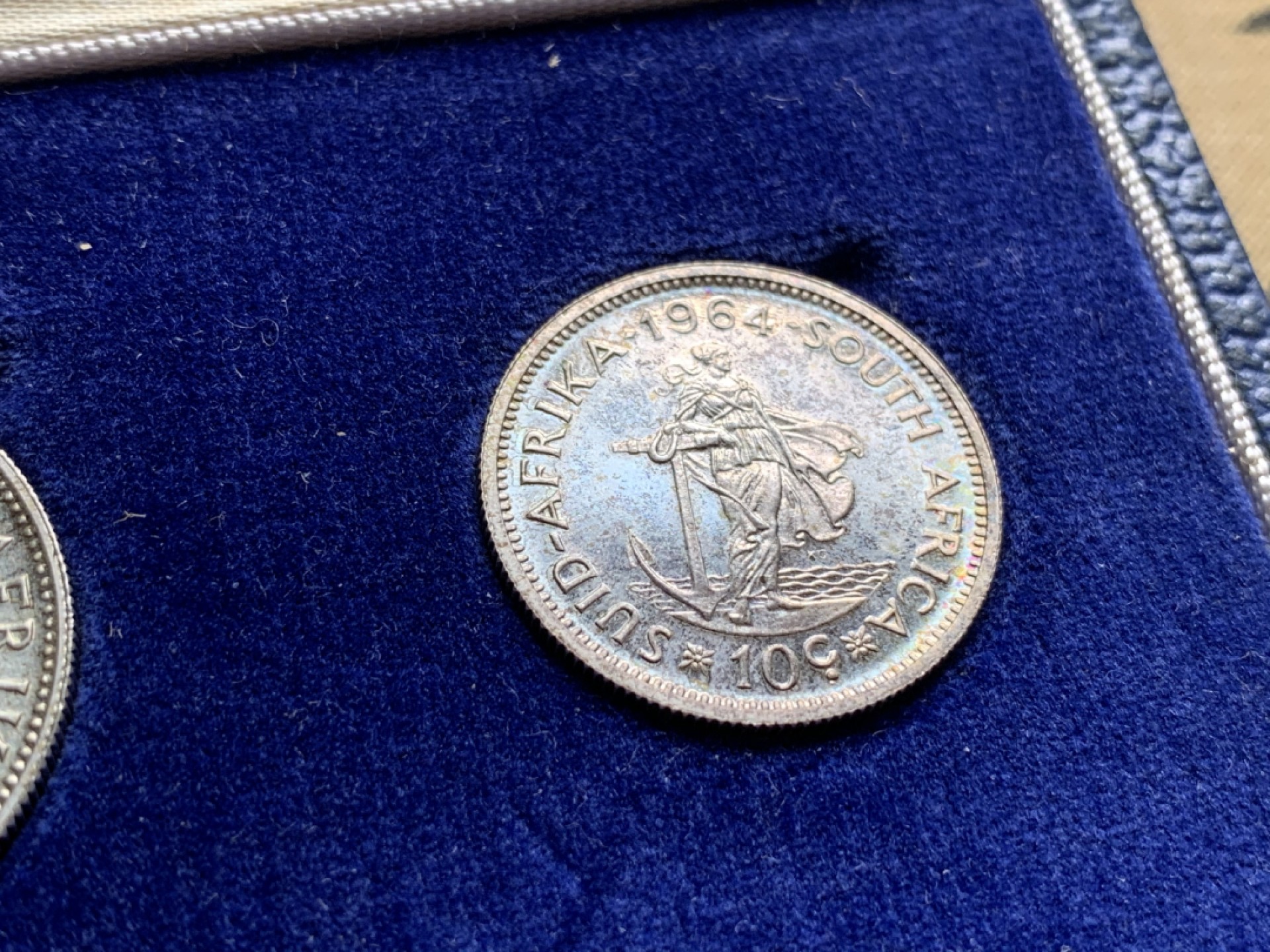 《竞宝斋》第66场-本周日，周一2场连拍（全场不限金额包邮） MS+PL 南非 1964年 吕贝克精制套币 原盒原装 自然氧化 币的品相特别棒，高分状态，镜面底板光芒耀眼，盒子也有完好的保存状态