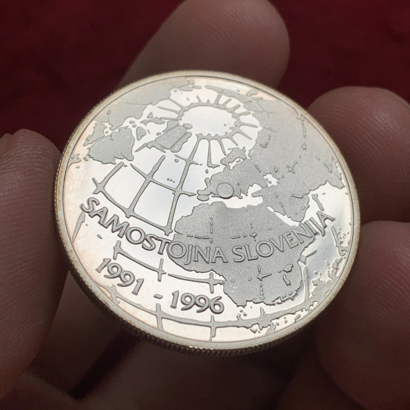 《竞宝斋》第66场-本周日，周一2场连拍（全场不限金额包邮） 1996年斯洛文尼亚独立5周年纪念银币 前后地图 发行量3000枚 少见的