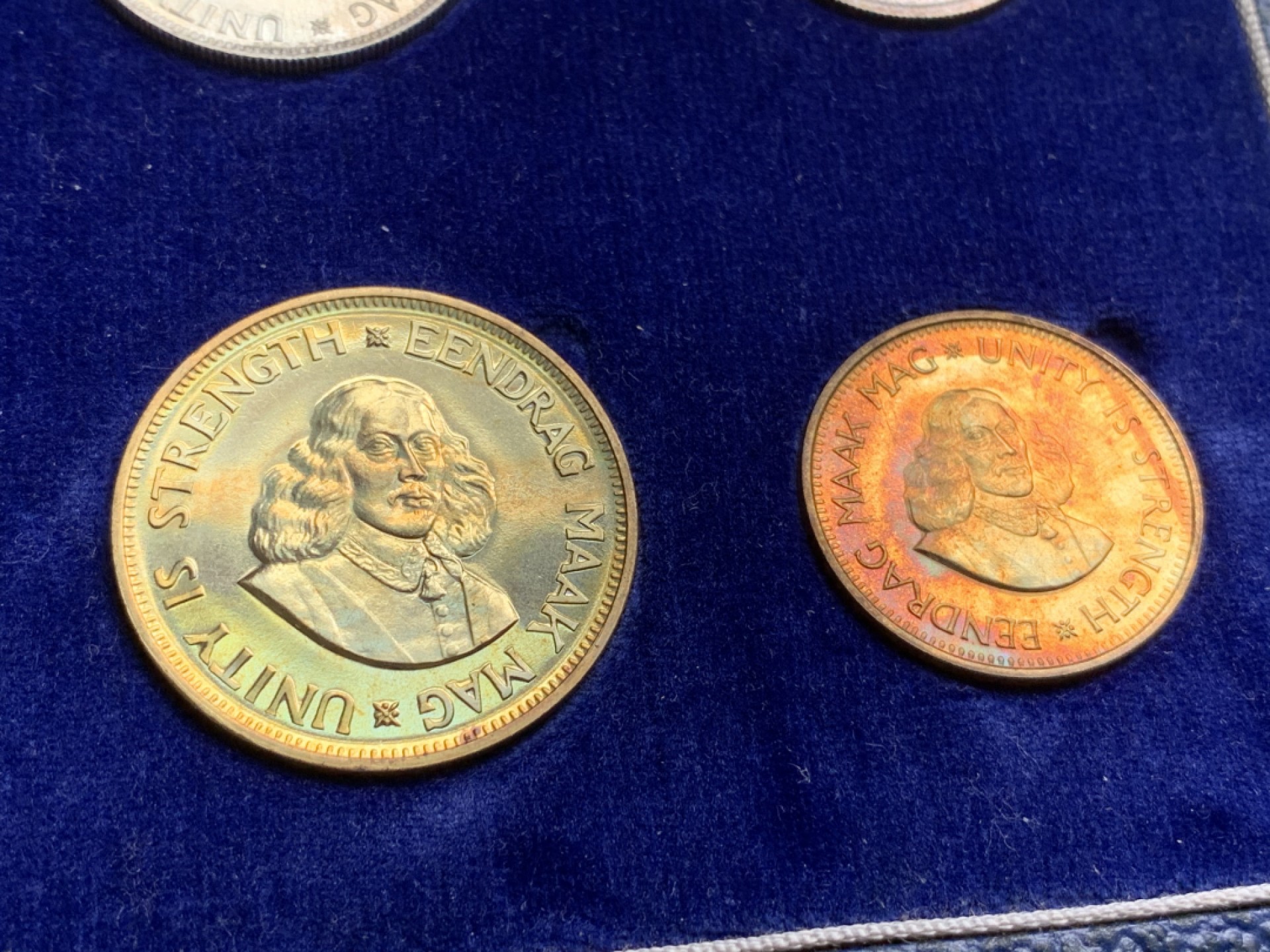 《竞宝斋》第66场-本周日，周一2场连拍（全场不限金额包邮） MS+PL 南非 1964年 吕贝克精制套币 原盒原装 自然氧化 币的品相特别棒，高分状态，镜面底板光芒耀眼，盒子也有完好的保存状态