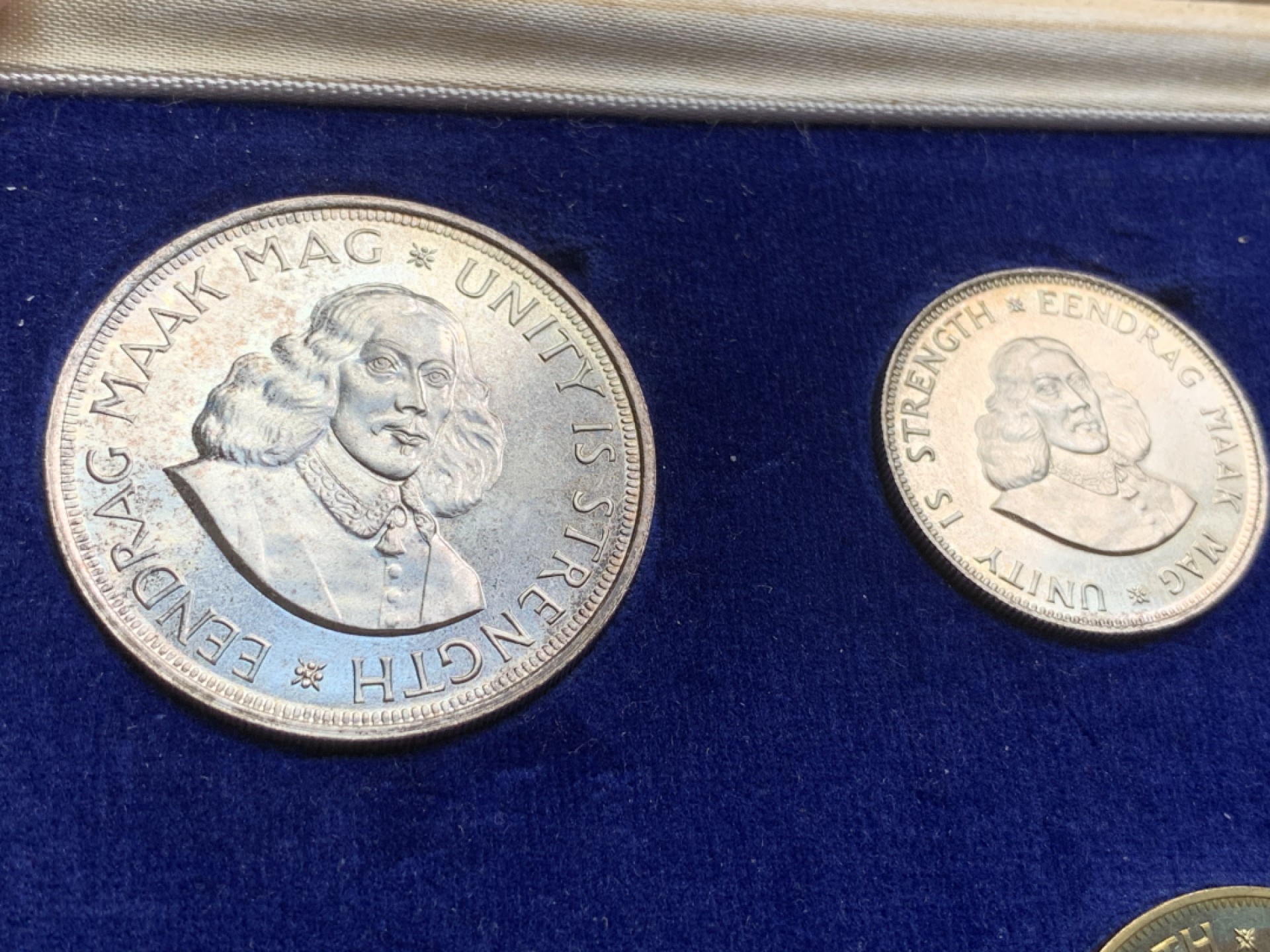 《竞宝斋》第66场-本周日，周一2场连拍（全场不限金额包邮） MS+PL 南非 1964年 吕贝克精制套币 原盒原装 自然氧化 币的品相特别棒，高分状态，镜面底板光芒耀眼，盒子也有完好的保存状态