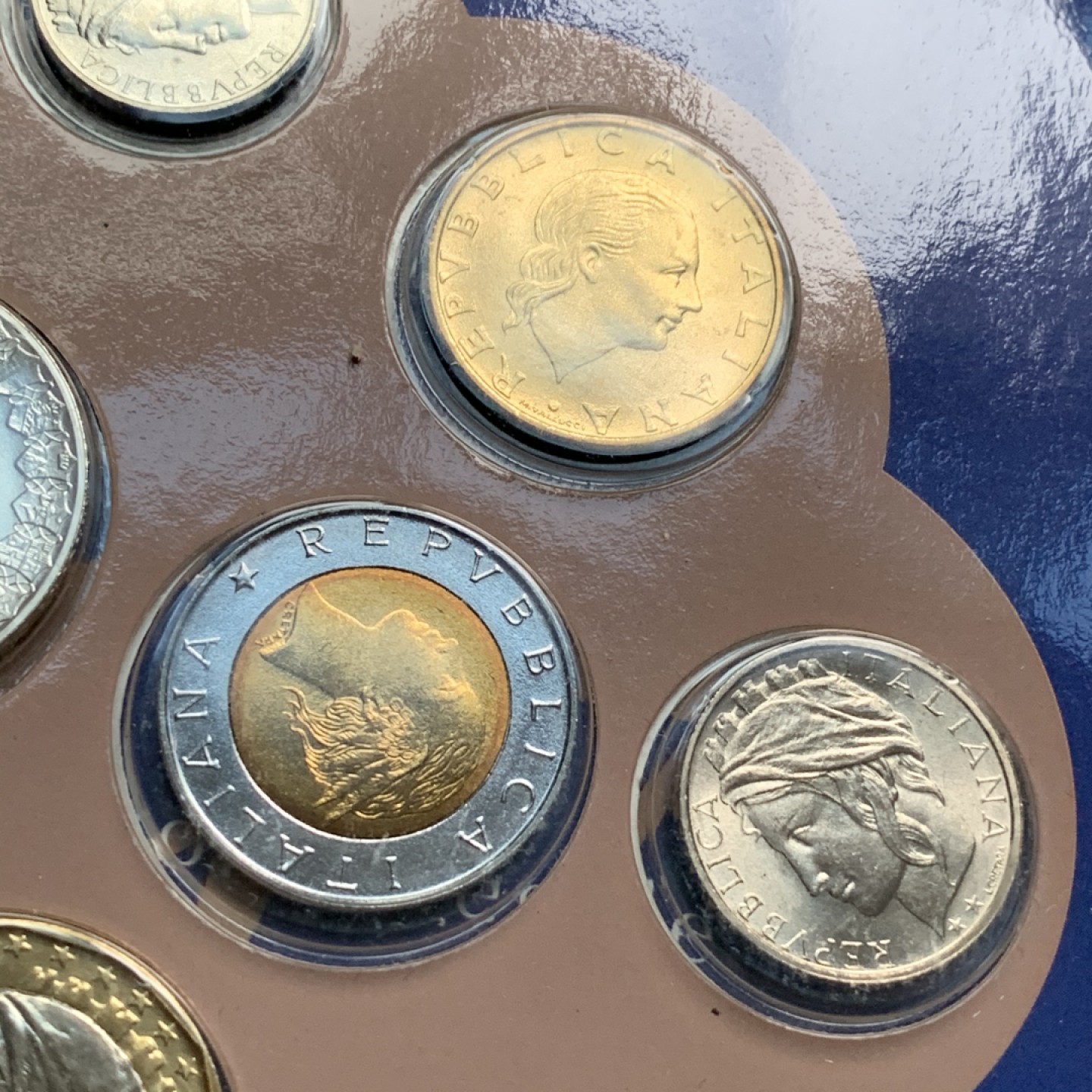 《竞宝斋》第66场-本周日，周一2场连拍（全场不限金额包邮） 卡装 意大利1997年 12枚装 套币 其中最大的500和1000里拉是银币 此年份是少见的年份