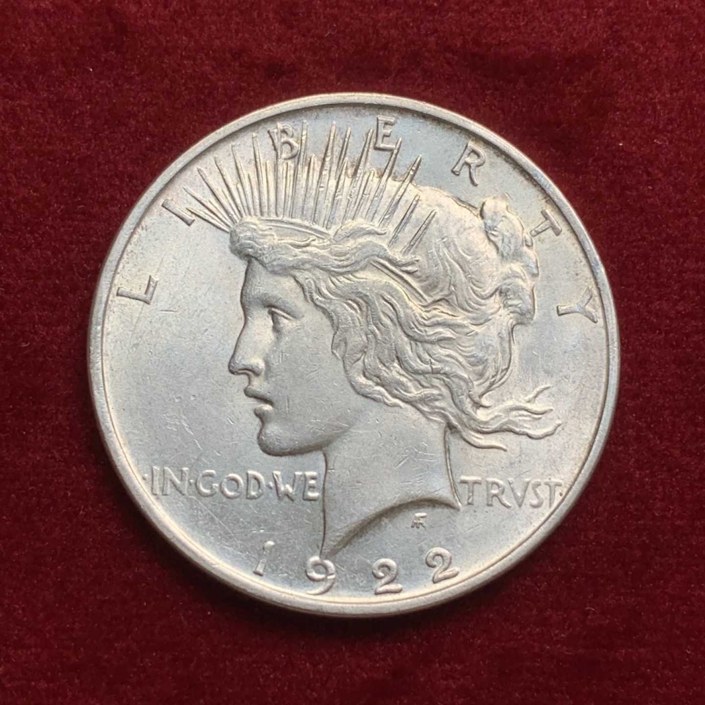 《竞宝斋》第66场-本周日，周一2场连拍（全场不限金额包邮） 美国 1922年 1美元 和平银币  背面已经有淡淡的彩开始生成 底板有光 品相非常哇塞
