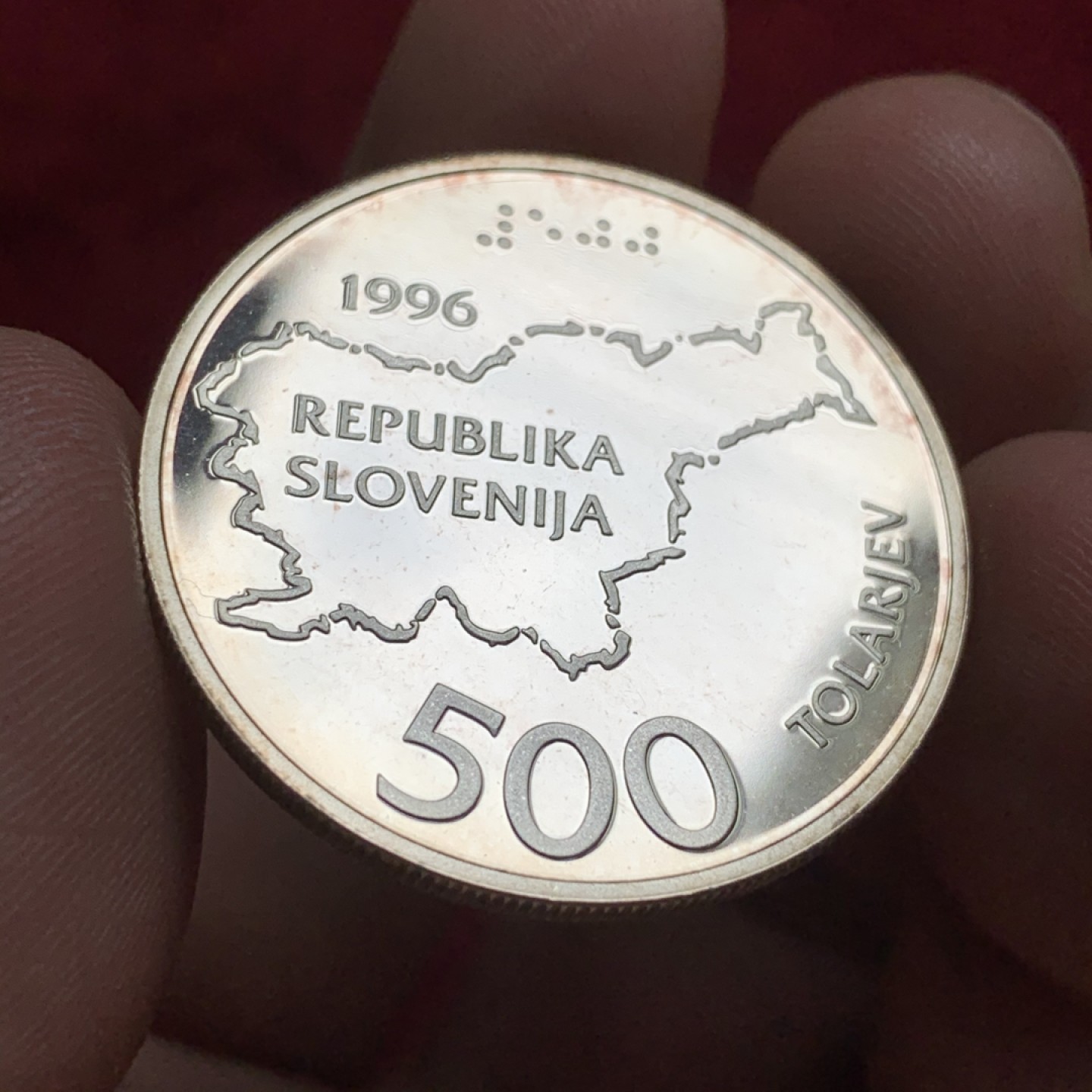 《竞宝斋》第66场-本周日，周一2场连拍（全场不限金额包邮） 1996年斯洛文尼亚独立5周年纪念银币 前后地图 发行量3000枚 少见的