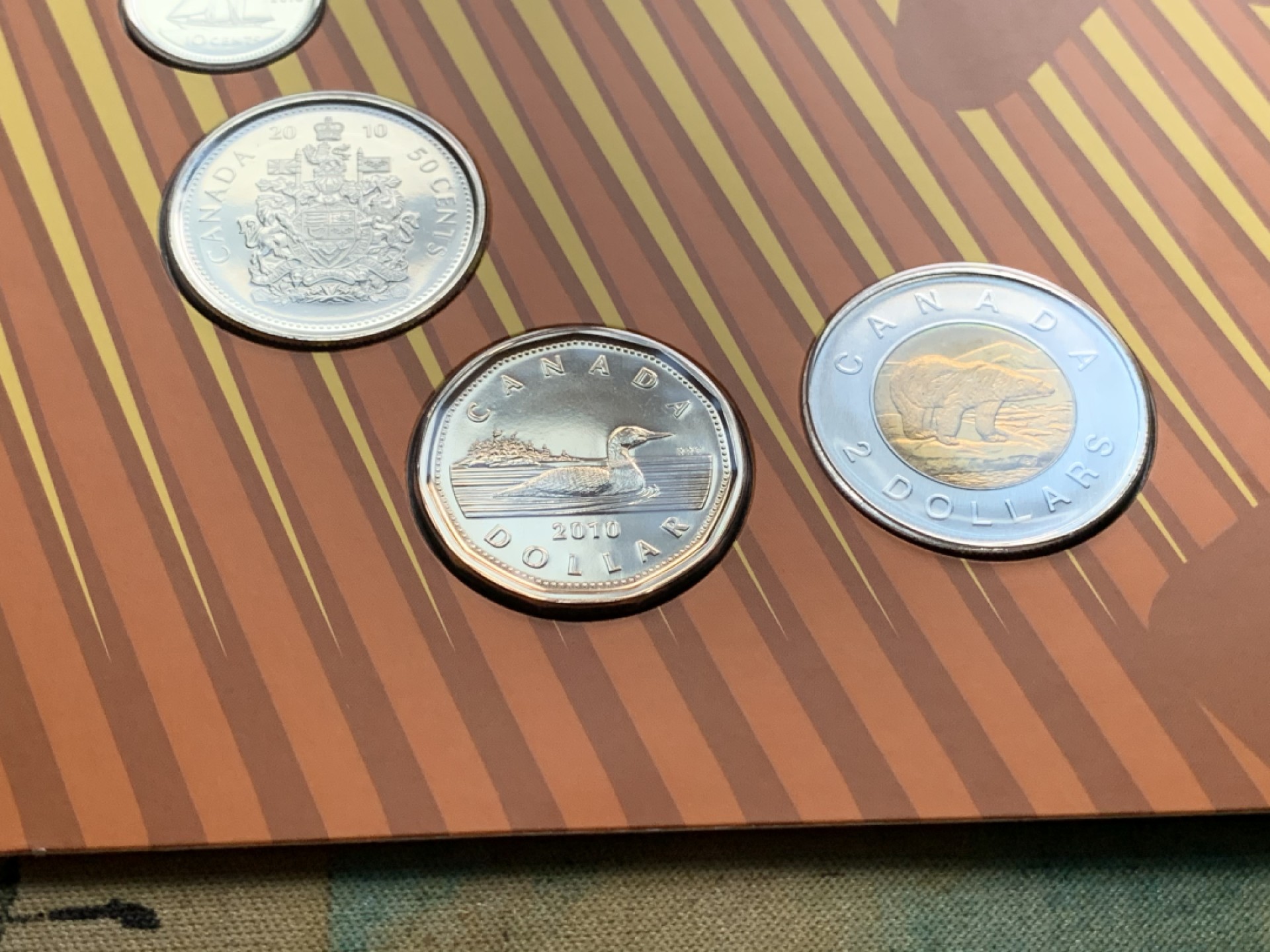 《竞宝斋》第66场-本周日，周一2场连拍（全场不限金额包邮） 两册 加拿大2010年 枫叶礼品套装 可以写赠语 七枚套 封装套币 完美状态