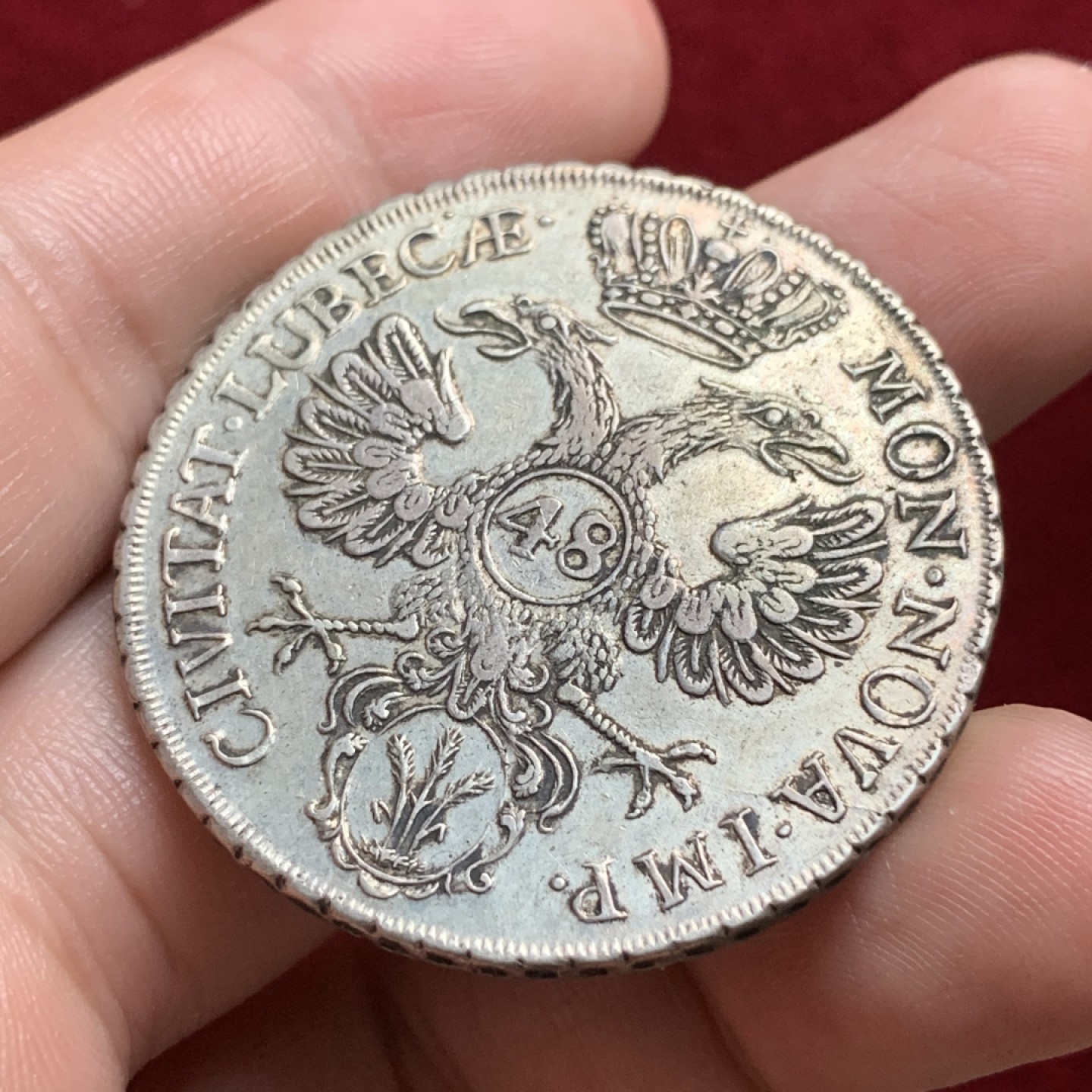 《竞宝斋》第66场-本周日，周一2场连拍（全场不限金额包邮） 吕贝克大泰勒，48先令，1752年，原味老包浆，很厚重的早期大克朗银币，边铭特别，状态不错（纹章中的小草清晰）