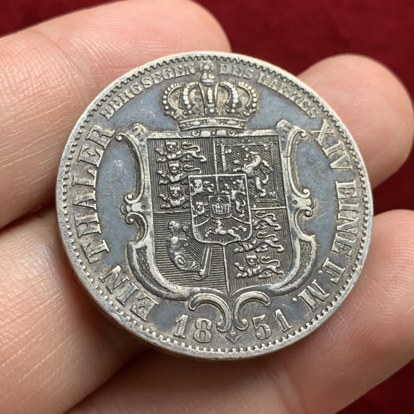 《竞宝斋》第66场-本周日，周一2场连拍（全场不限金额包邮） 德国汉诺威1851年盾徽大泰勒，早期22克泰勒，不多见，无磕无伤，黑色厚重包浆，边铭深打完整