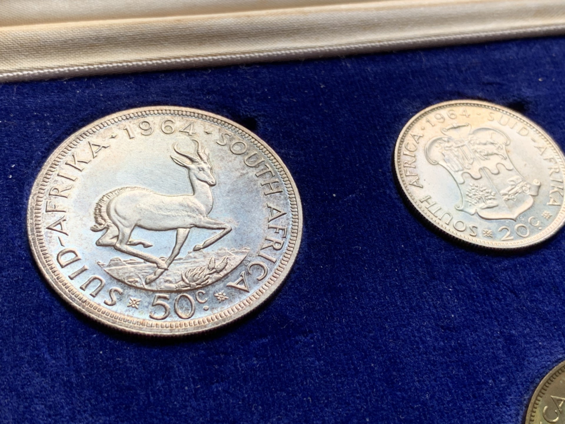 《竞宝斋》第66场-本周日，周一2场连拍（全场不限金额包邮） MS+PL 南非 1964年 吕贝克精制套币 原盒原装 自然氧化 币的品相特别棒，高分状态，镜面底板光芒耀眼，盒子也有完好的保存状态