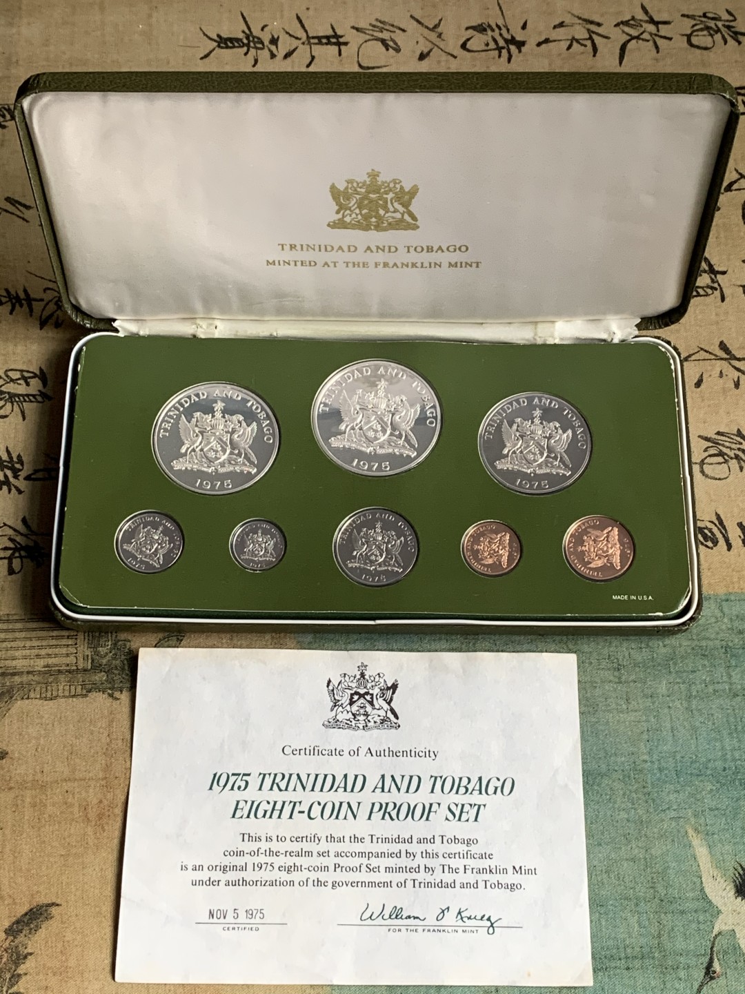 《竞宝斋》第66场-本周日，周一2场连拍（全场不限金额包邮） 1975年 特尼尼达和多巴哥 精制套币 含两枚大银币 