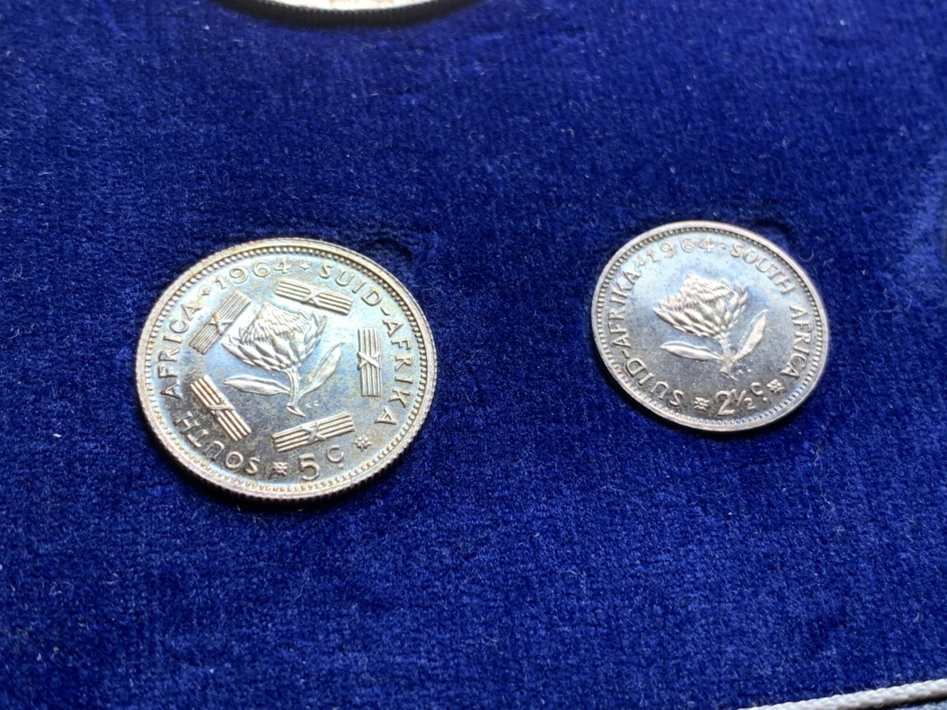 《竞宝斋》第66场-本周日，周一2场连拍（全场不限金额包邮） MS+PL 南非 1964年 吕贝克精制套币 原盒原装 自然氧化 币的品相特别棒，高分状态，镜面底板光芒耀眼，盒子也有完好的保存状态