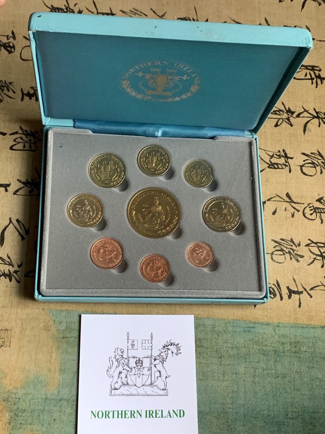 《竞宝斋》第66场-本周日，周一2场连拍（全场不限金额包邮） 原盒证书北爱尔兰 2005年 ESSAI厂 九枚套 1分到5欧元 试铸样币 非常少见